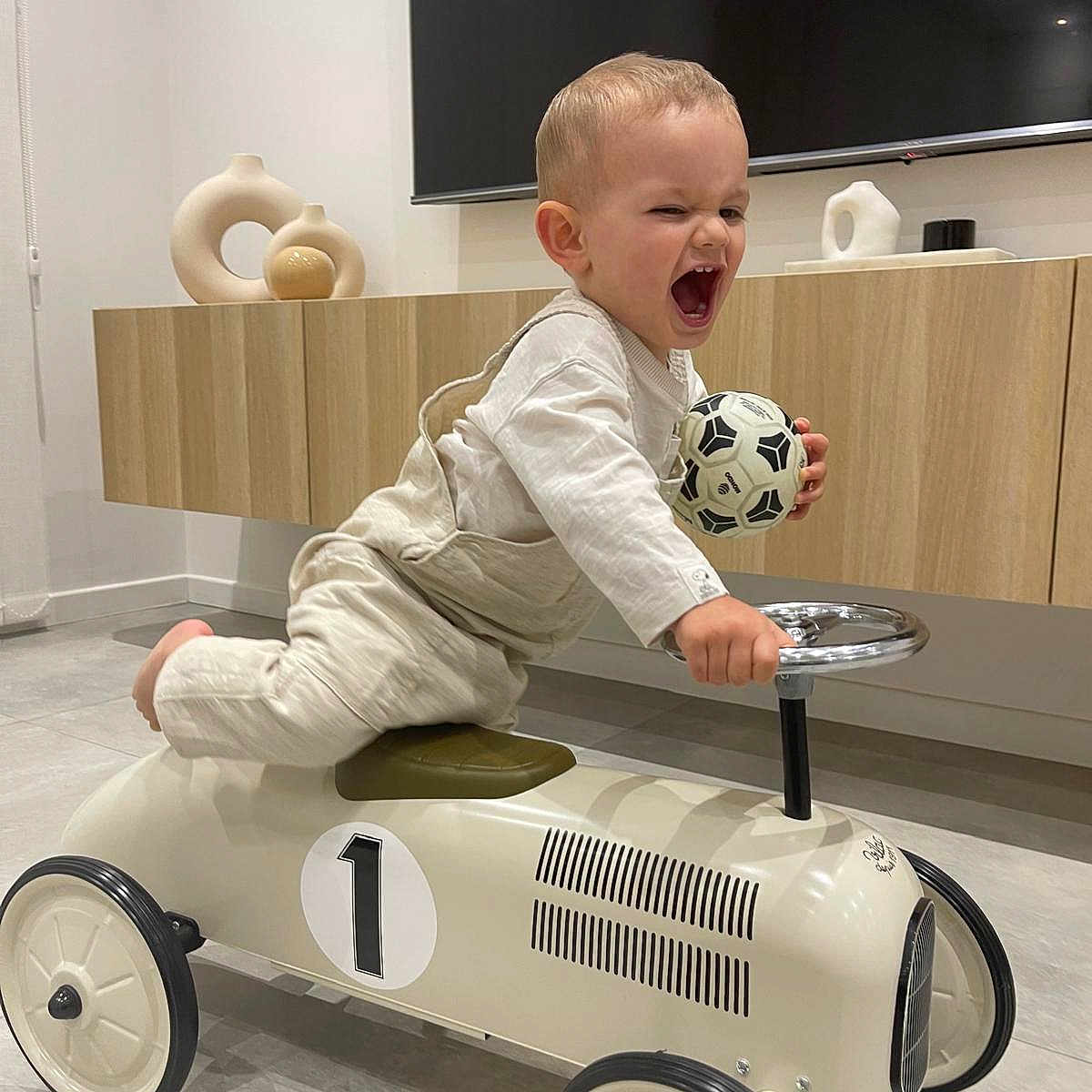 Noé participe au concours pour gagner de l'argent avec cette photo : baby, babylaughing, ball, computerhardware, electronics, face, football, happy, hardware, head, machine, monitor, person, screen, sitting, soccer, soccerball, sport, wheel, yawning