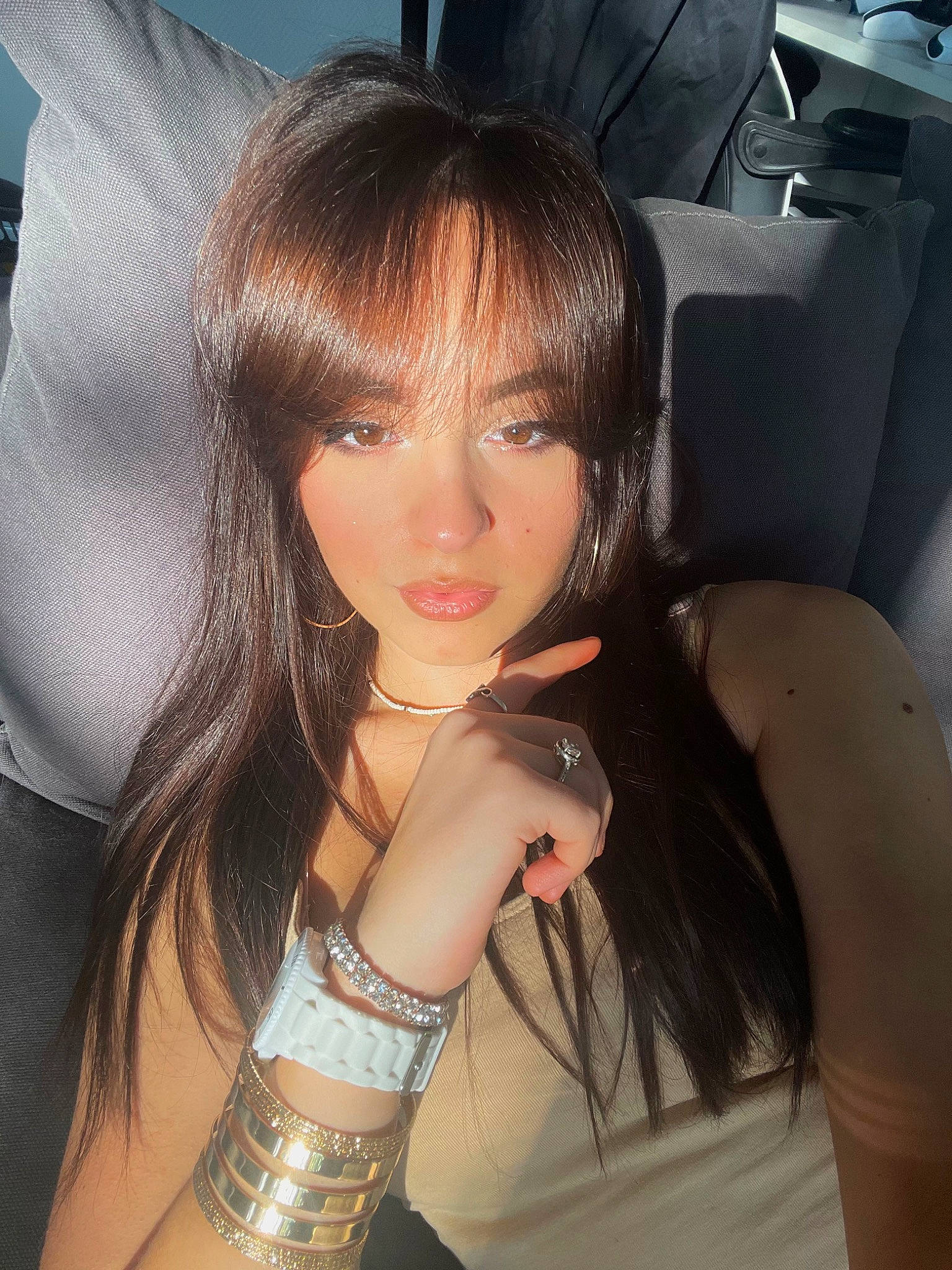 Lory participe au concours pour gagner de l'argent avec cette photo : arm, black_hair, chin, eye, eyebrow, eyelash, eyewear, finger, flash_photography, gesture, human_body, jaw, joint, lip, lipstick, mouth, neck, person, shoulder, skin