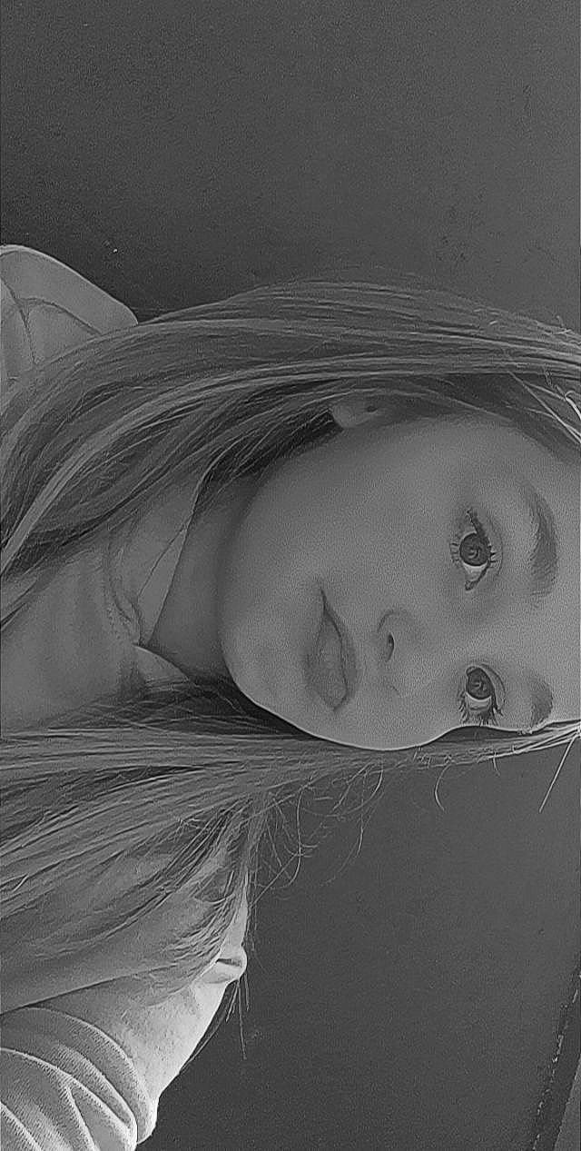 Noémy participe au concours pour gagner de l'argent avec cette photo : art, baby, child, cloud, comfort, eyebrow, eyelash, flash_photography, gesture, grey, happy, human_body, iris, lip, monochrome, monochrome_photography, neck, nose, person, skin