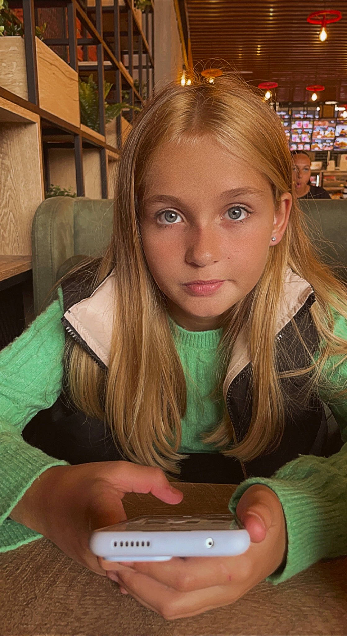 Noémy a rejoint le concours — aidez-le/la à gagner de superbes lots ! beauty, blond, brown_hair, communication_device, eyelash, finger, flash_photography, fun, gadget, hairstyle, layered_hair, leisure, long_hair, mobile_device, mobile_phone, nail, person, portable_communications_device, sitting, telephony