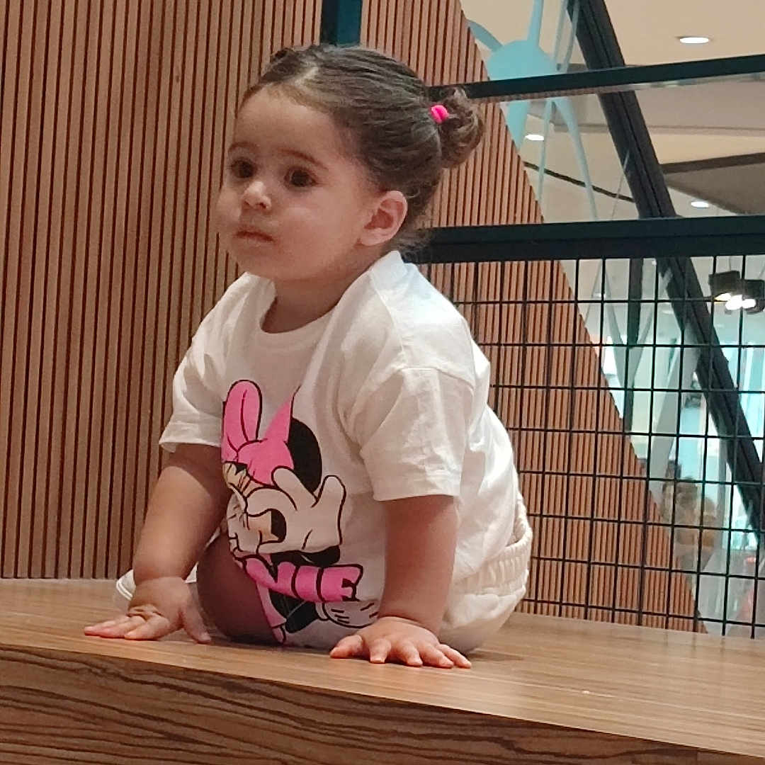 Jannah participe au concours pour gagner de l'argent avec cette photo : architecture, building, child, clothing, face, female, girl, hardwood, head, house, housing, indoors, interiordesign, person, photography, plywood, portrait, sitting, t_shirt, wood