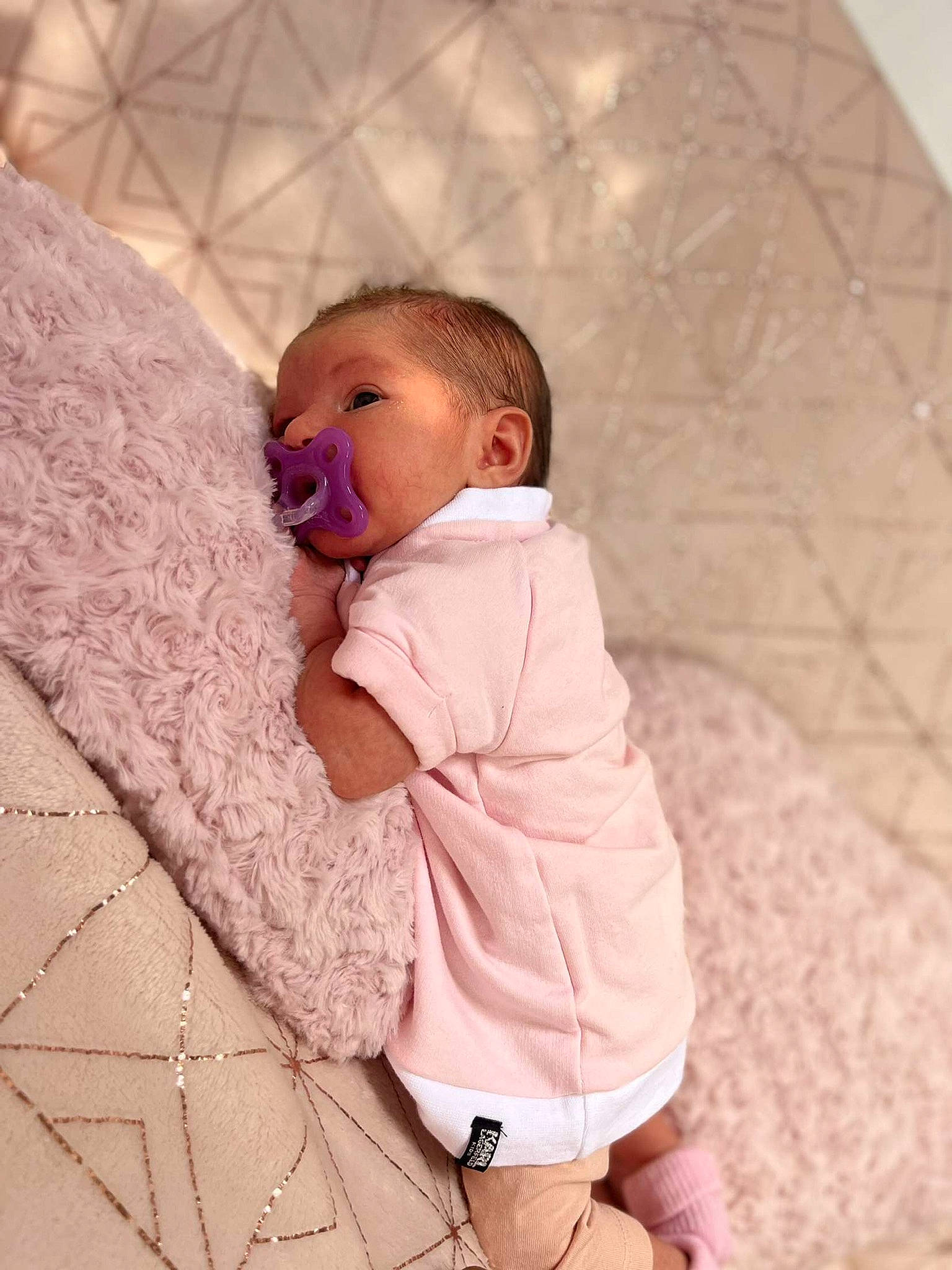 Tokyo a rejoint le concours — aidez-le/la à gagner de superbes lots ! baby, baby_toddler_clothing, cheek, child, collar, comfort, couch, flooring, fur, jewellery, linens, magenta, pattern, person, pink, portrait_photography, room, sitting, skin, sleeve