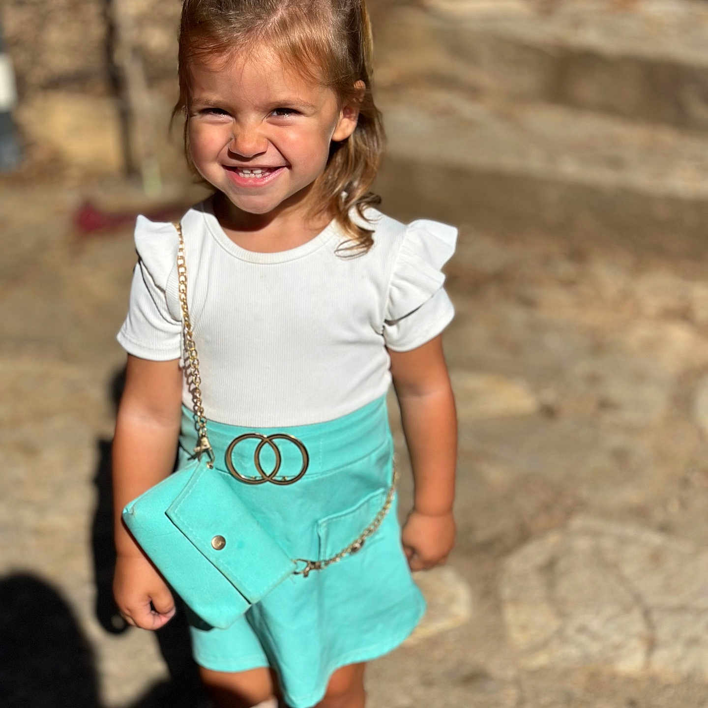Angelina participe au concours pour gagner de l'argent avec cette photo : accessories, bag, child, clothing, face, female, girl, handbag, happy, head, jewelry, necklace, pants, person, photography, portrait, shorts, skirt, smile, t_shirt