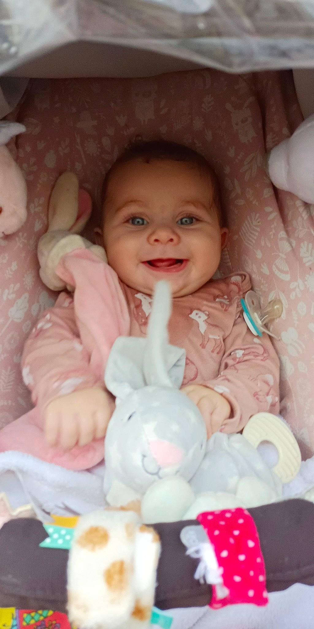 Mélody a rejoint le concours — aidez-le/la à gagner de superbes lots ! arm, baby, baby_toddler_clothing, cheek, dress, eye, face, finger, hand, happy, head, human_body, infant_bed, iris, joy, nose, person, pink, product, skin