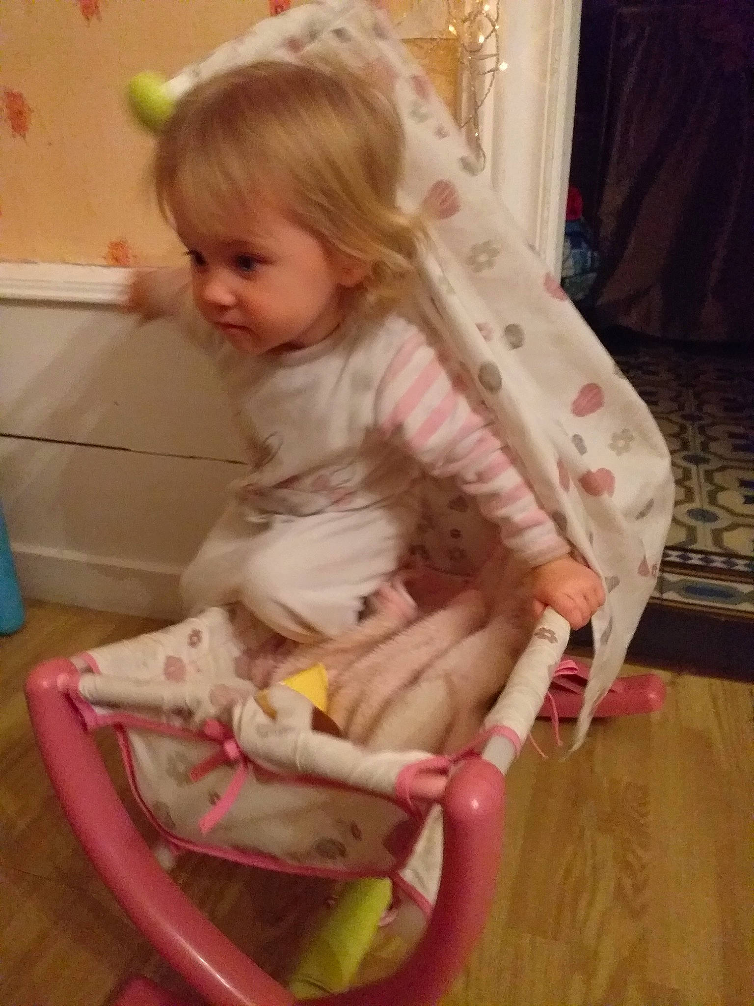 Julia a rejoint le concours — aidez-le/la à gagner de superbes lots ! baby, child, person, pink, play, toddler