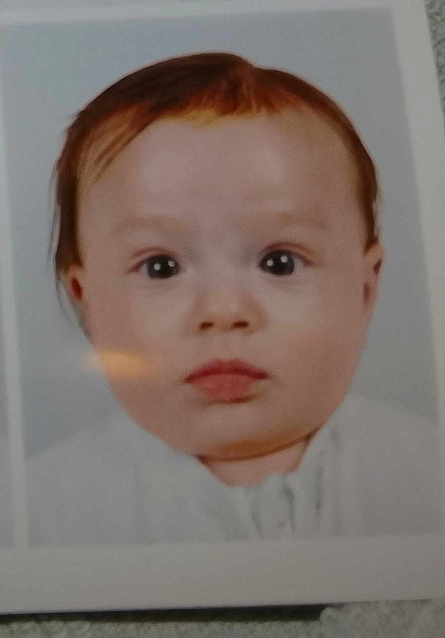 Sanja participe au concours pour gagner de l'argent avec cette photo : baby, infant, portrait, face, eyes, mouth, hair, skin, white_clothing, white_background, closeup, headshot, passport_photo, young_child, expressionless, photograph, gaze, border, reflection, studio_style