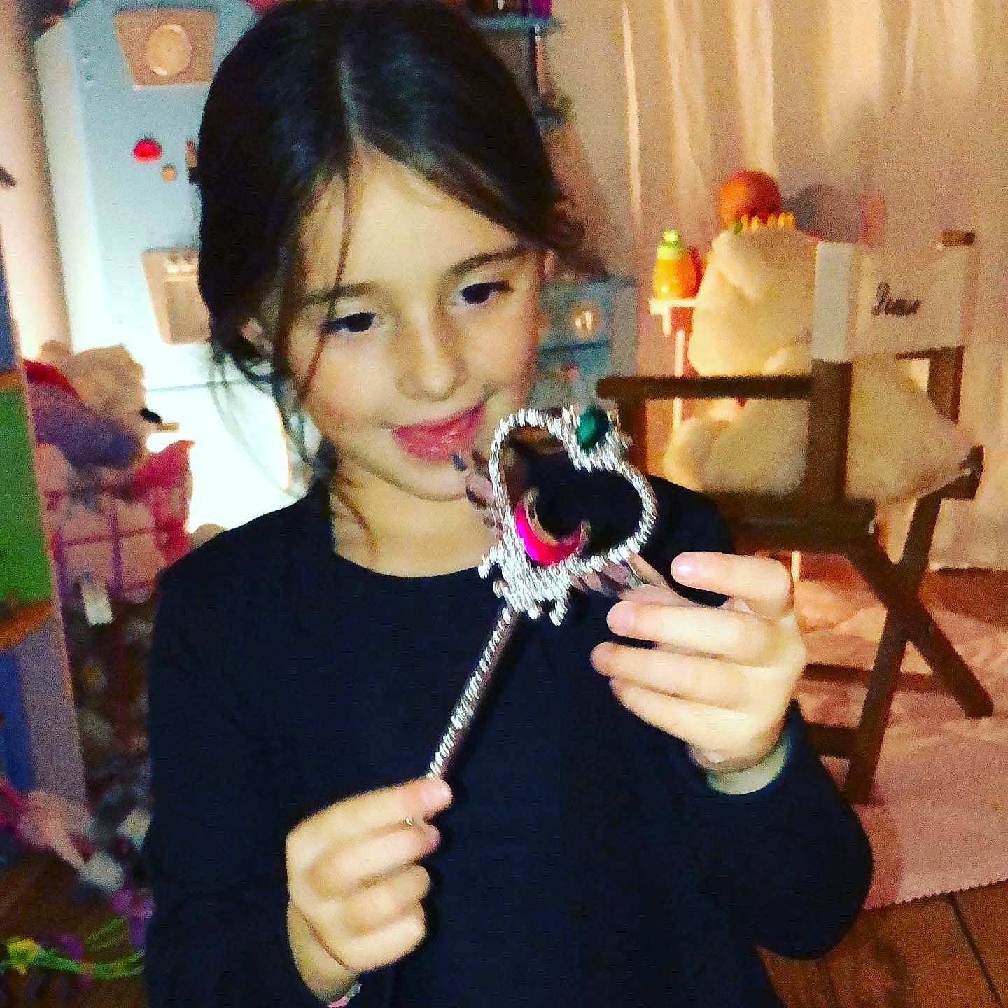 Louise a rejoint le concours — aidez-le/la à gagner de superbes lots ! black_hair, child, ear, finger, joy, neck, person, selfie