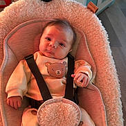 Alessyo participe au concours pour gagner de l'argent avec cette photo : baby, infant, plush_toy, baby_seat, bear_outfit, cushion, soft_texture, indoors, child, sleepwear, baby_clothes, flooring, cabinet, straps, baby_safety, cute, newborn, resting, nursery, child_care