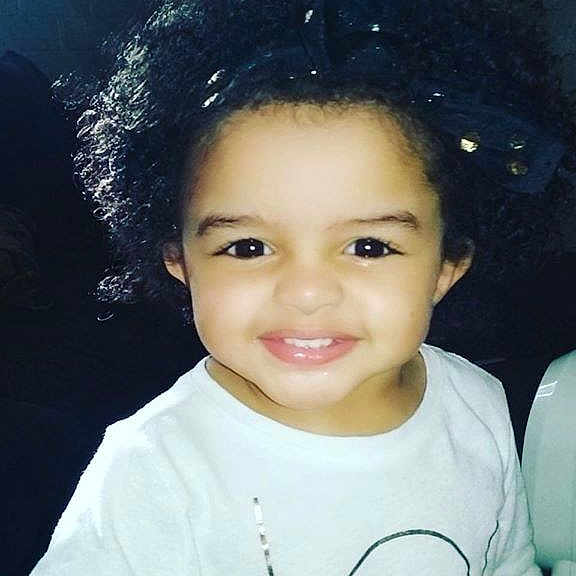 Liya is registered to the contest to win money with this photo: