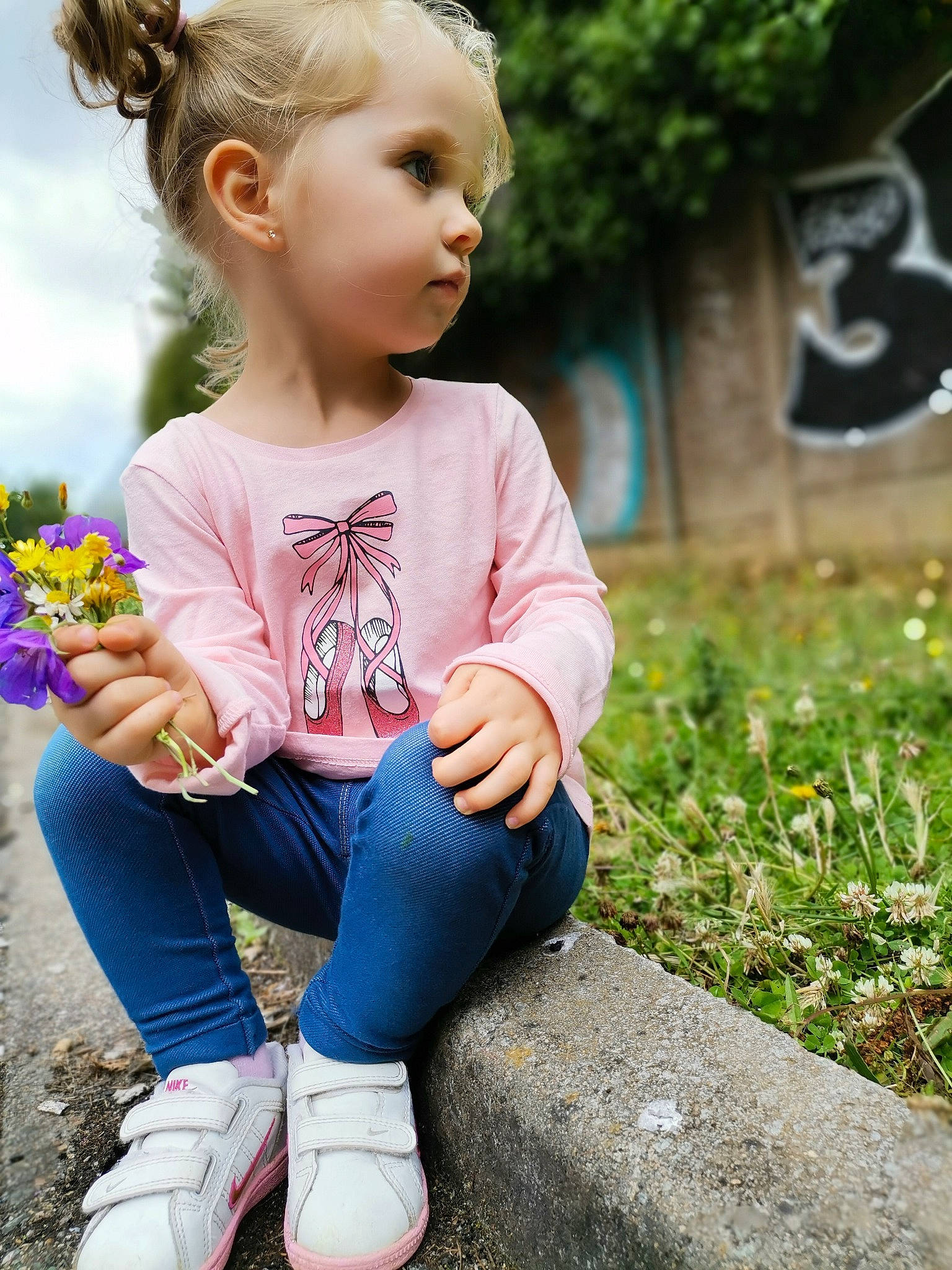 Syana participe au concours pour gagner de l'argent avec cette photo : baby_toddler_clothing, blond, brown_hair, child, denim, eye, flower, fun, grass, hair, happy, head, leisure, people_in_nature, person, plant, sleeve, spring, street_fashion, t_shirt