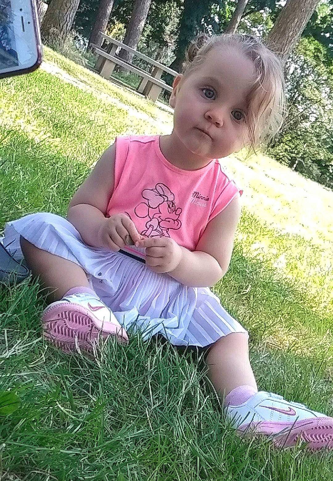 Syana participe au concours pour gagner de l'argent avec cette photo : baby_toddler_clothing, grass, grass_family, green, hairstyle, happy, leg, leisure, meadow, people_in_nature, person, pink, plant, shoe, shorts, smile, sneakers, sunlight, t_shirt, toddler