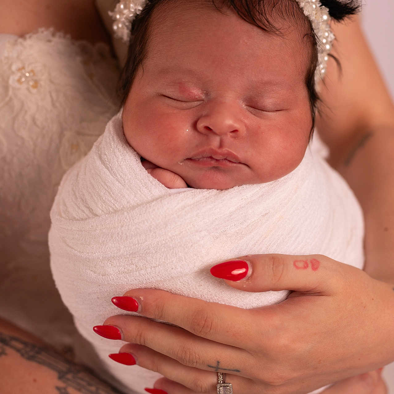 Eden a rejoint le concours — aidez-le/la à gagner de superbes lots ! baby, blanket, care, closeup, comfort, female, hands, headband, love, nails, newborn, peaceful, pearl, portrait, red_nail_polish, ring, skin, sleeping, tattoo, wrapped
