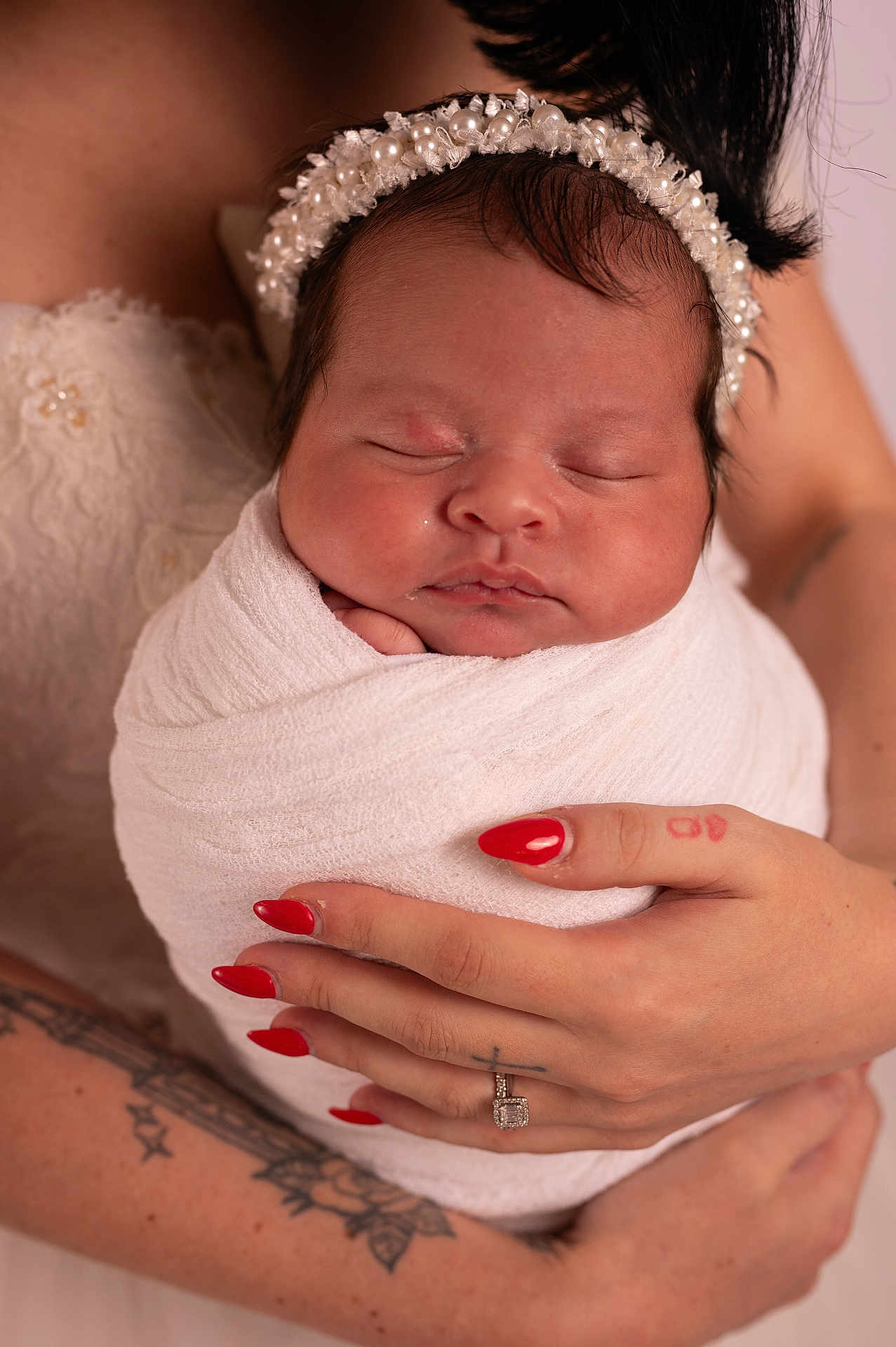 Eden a rejoint le concours — aidez-le/la à gagner de superbes lots ! newborn, baby, sleeping, wrapped, blanket, headband, pearl, hands, tattoo, nails, red_nail_polish, ring, female, skin, portrait, closeup, love, care, comfort, peaceful
