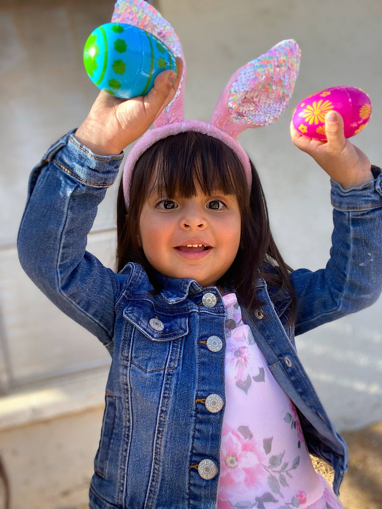 Alize is registered to the contest to win money with this photo: arm, baby_toddler_clothing, balloon, clothing, cool, fashion, finger, fun, gesture, green, happy, joy, organ, outerwear, person, photograph, pink, purple, sleeve, smile