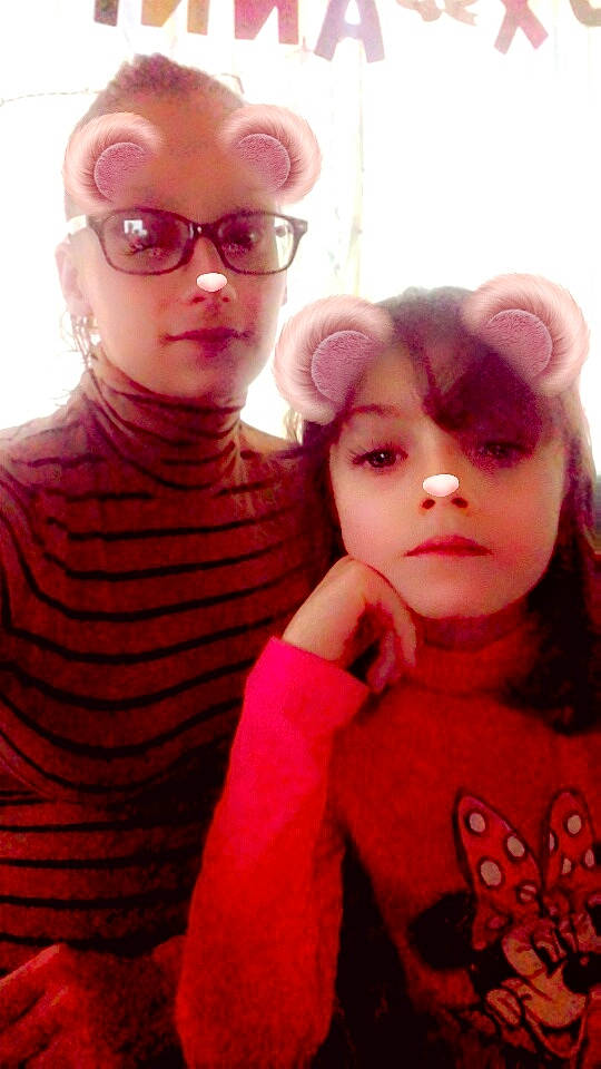 CAtalina a rejoint le concours — aidez-le/la à gagner de superbes lots ! cheek, child, cool, doll, eyewear, glasses, magenta, person, pink, red, selfie, vision_care