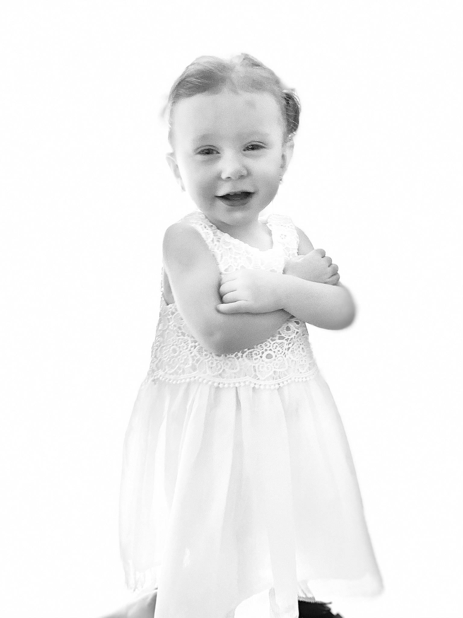 Kelcy a rejoint le concours — aidez-le/la à gagner de superbes lots ! arm, baby, baby_toddler_clothing, day_dress, elbow, finger, flash_photography, gesture, happy, iris, neck, one_piece_garment, pattern, person, shoulder, sleeve, smile, standing, thumb, toddler