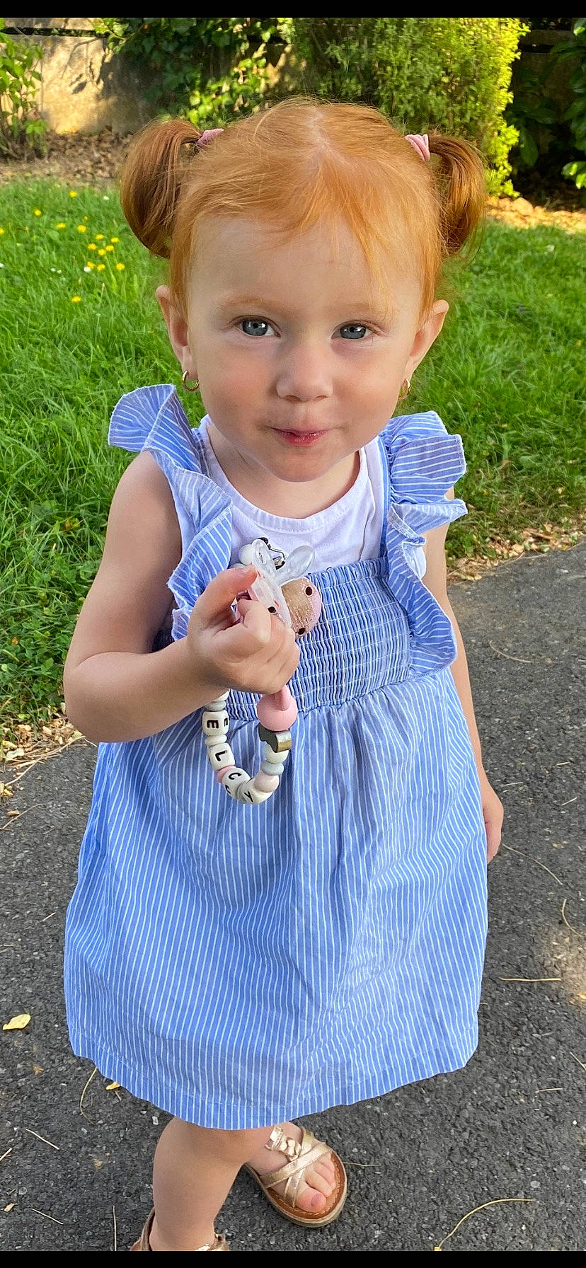 Kelcy a rejoint le concours — aidez-le/la à gagner de superbes lots ! baby, baby_toddler_clothing, blue, child, dress, electric_blue, face, finger, grass, green, hand, iris, pattern, people_in_nature, person, plant, skin, sleeve, summer, toddler