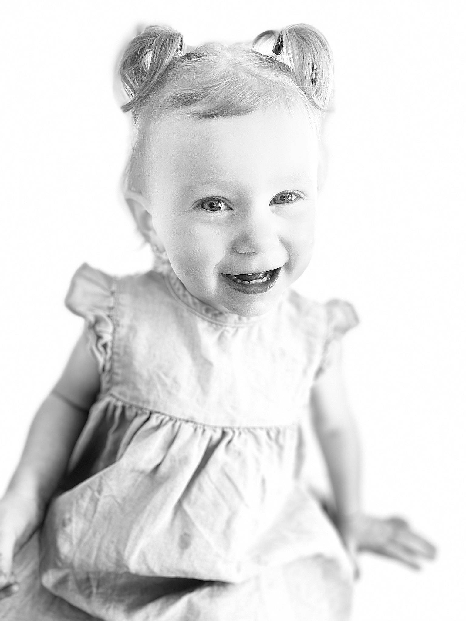 Kelcy a rejoint le concours — aidez-le/la à gagner de superbes lots ! arm, baby_toddler_clothing, black_and_white, clothing, day_dress, dress, eyelash, flash_photography, gesture, hair, happy, monochrome, monochrome_photography, one_piece_garment, person, photograph, skin, sleeve, smile, style