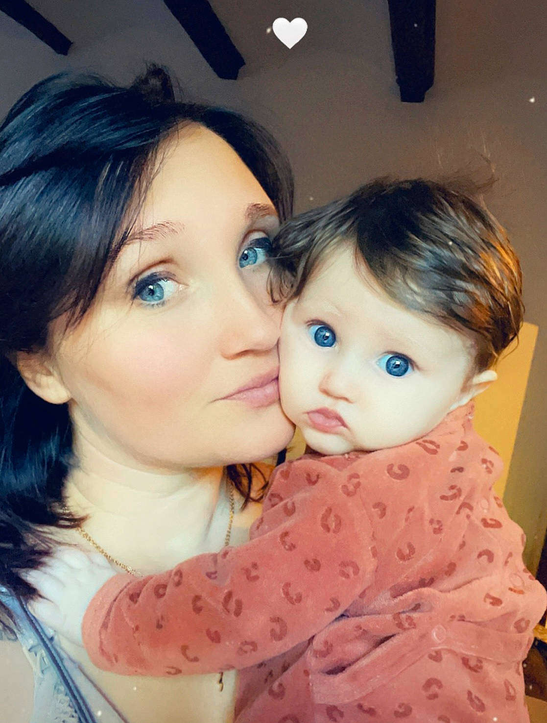 Katalya participe au concours pour gagner de l'argent avec cette photo : black_hair, cheek, child, chin, clothing, eyebrow, eyelash, face, flash_photography, friendship, gesture, hairstyle, happy, iris, lip, long_hair, nose, person, shoulder, skin