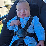 Ethan a rejoint le concours — aidez-le/la à gagner de superbes lots ! baby, child, smile, stroller, blue_clothing, button_up_shirt, safety_harness, outdoor, daylight, modern_building, greenery, happy, face, person, infant, seated, cute, expression, hand, casual_wear