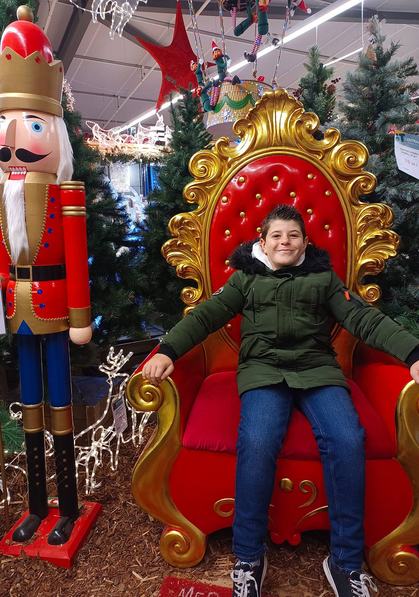Kylian a rejoint le concours — aidez-le/la à gagner de superbes lots ! christmas, christmas_decoration, christmas_ornament, decorative_nutcracker, event, fun, happy, holiday, holiday_ornament, joy, lap, leisure, nutcracker, ornament, person, public_space, recreation, red, sitting, smile