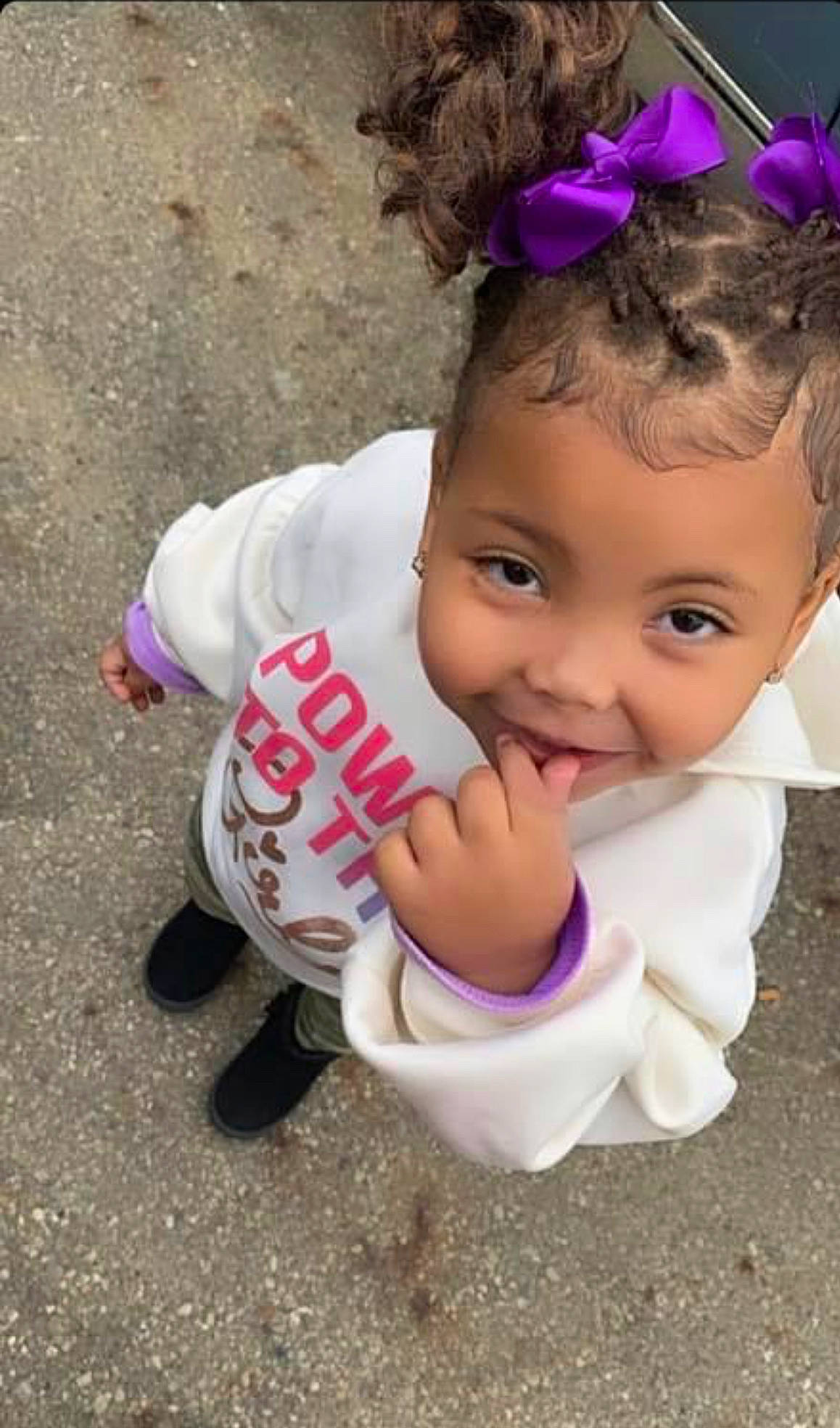 Aribella is registered to the contest to win money with this photo: baby, baby_toddler_clothing, child, clothing, fashion_accessory, fun, grass, happy, headband, headpiece, jewellery, joy, magenta, person, petal, pink, purple, sandal, smile, soil