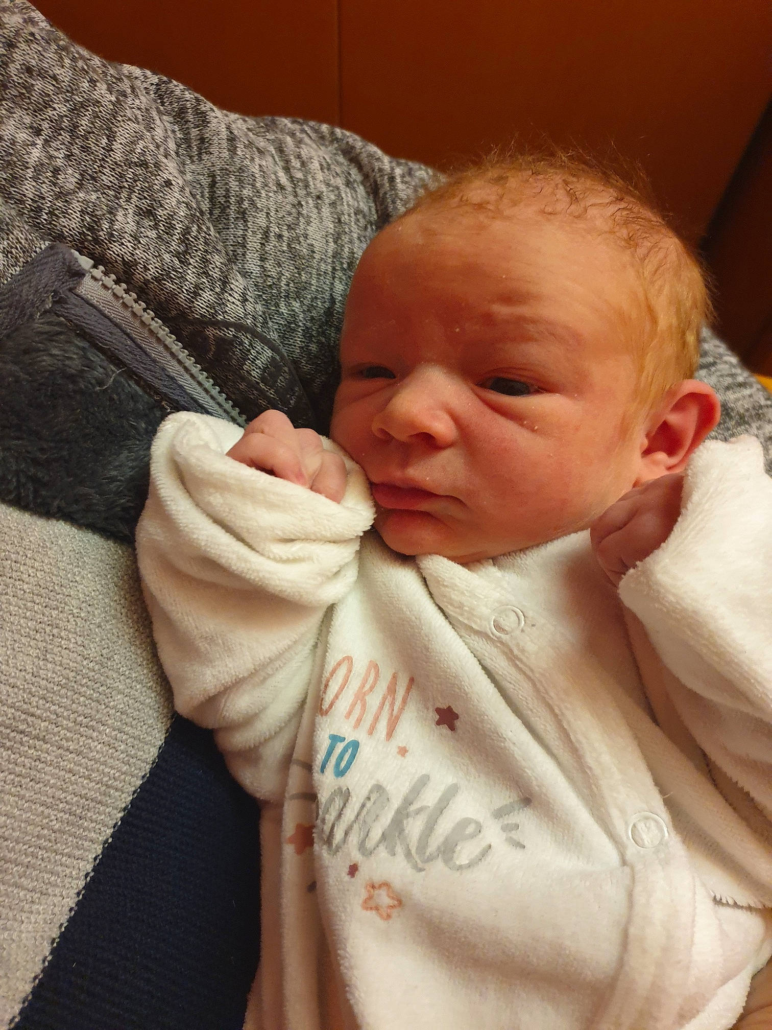 Louna participe au concours pour gagner de l'argent avec cette photo : baby, baby_products, baby_sleeping, baby_toddler_clothing, cheek, child, childbirth, comfort, linens, person, skin, thread, toddler, wool, woolen