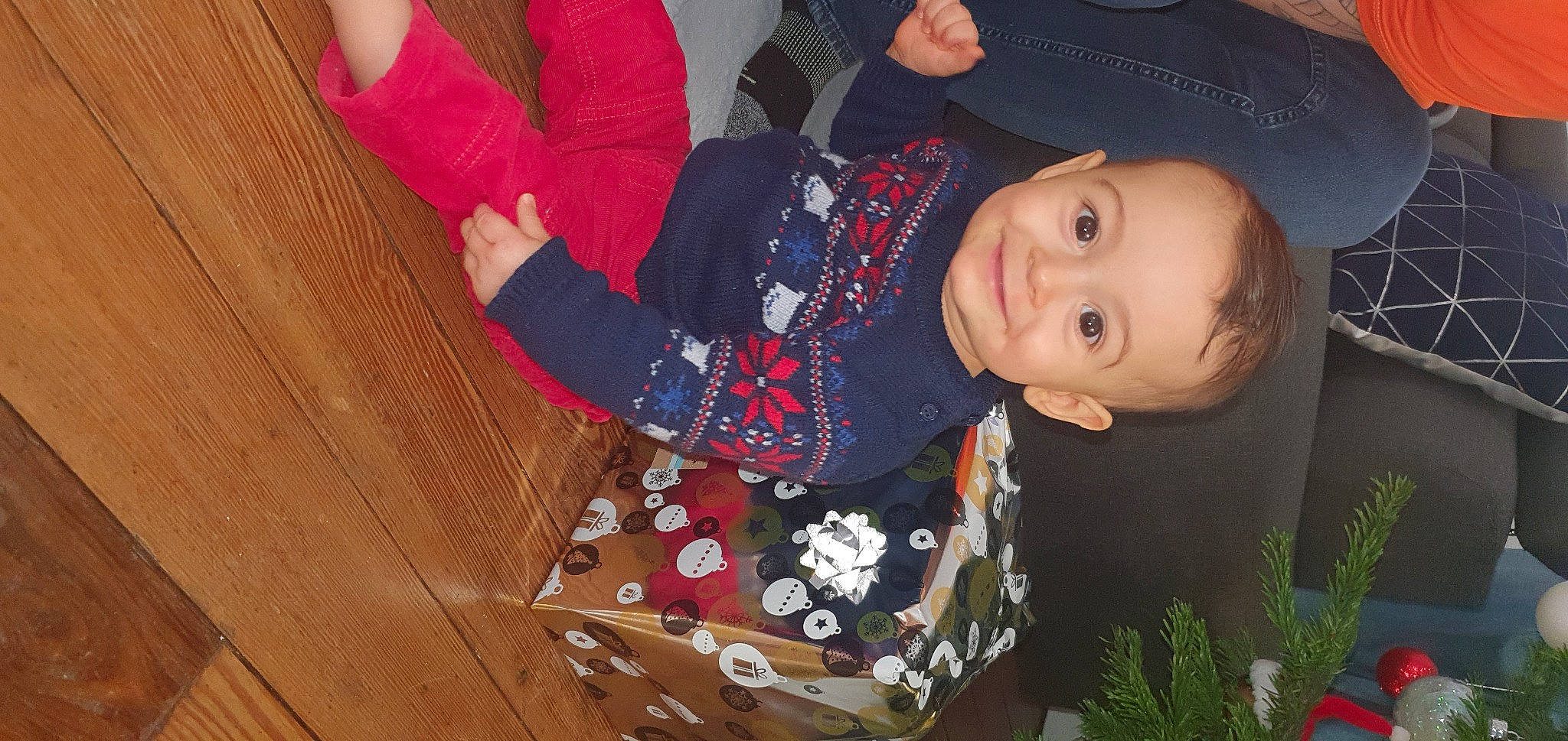 Adam a rejoint le concours — aidez-le/la à gagner de superbes lots ! baby, baby_toddler_clothing, child, design, fun, happy, hardwood, iris, joy, magenta, pattern, person, plant, red, sitting, sleeve, smile, textile, toddler, varnish