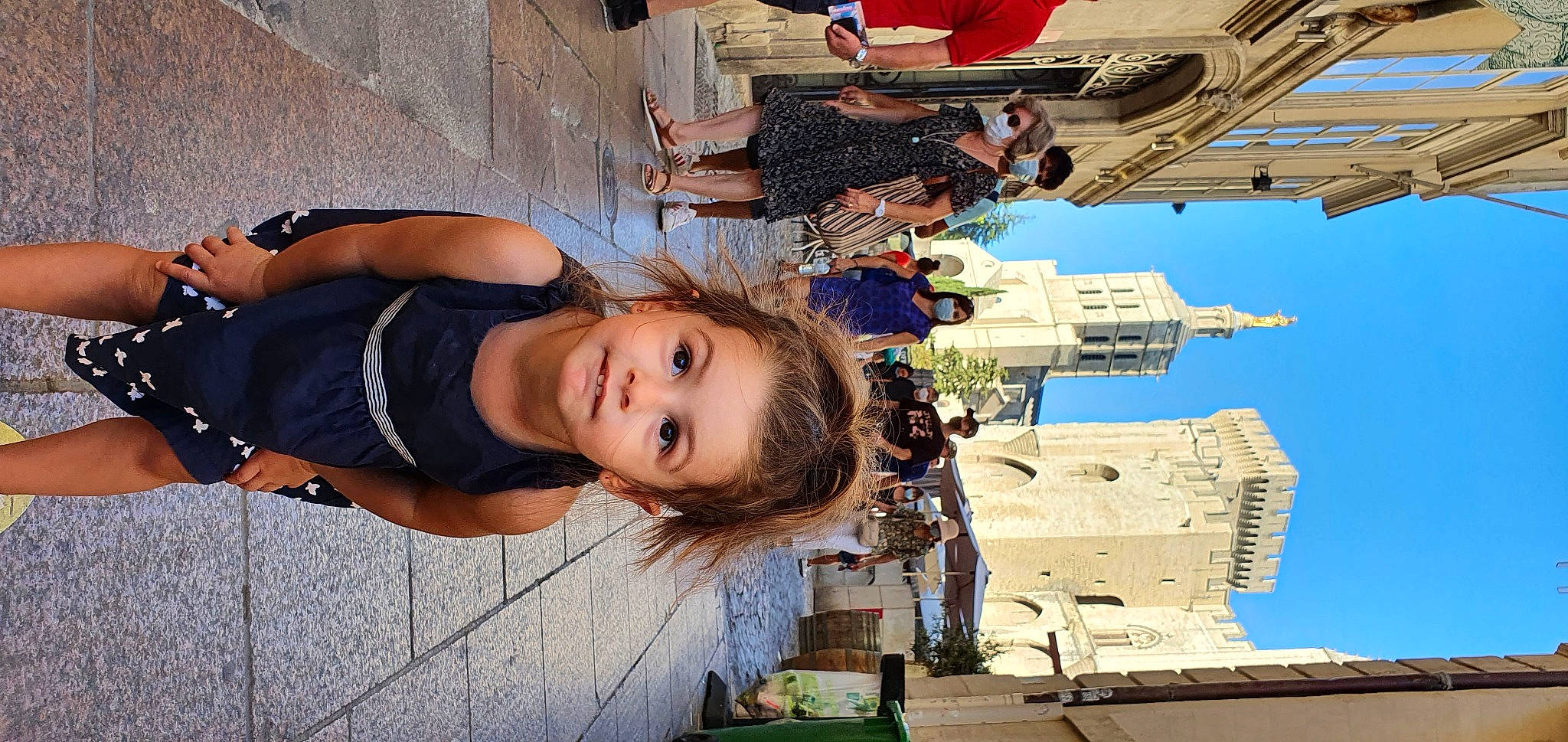 Rose participe au concours pour gagner de l'argent avec cette photo : building, design, engineering, eyewear, fun, happy, human_leg, leisure, pedestrian, person, recreation, sky, street, street_fashion, thigh, tourism, travel, tree, vacation, wood