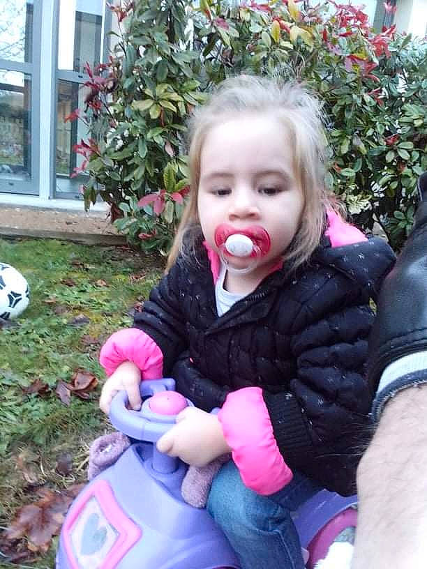 Jade participe au concours pour gagner de l'argent avec cette photo : baby, baby_products, baby_toddler_clothing, cheek, child, eye, face, grass, happy, head, lip, mammal, mouth, people_in_nature, person, pink, plant, sitting, skin, toddler