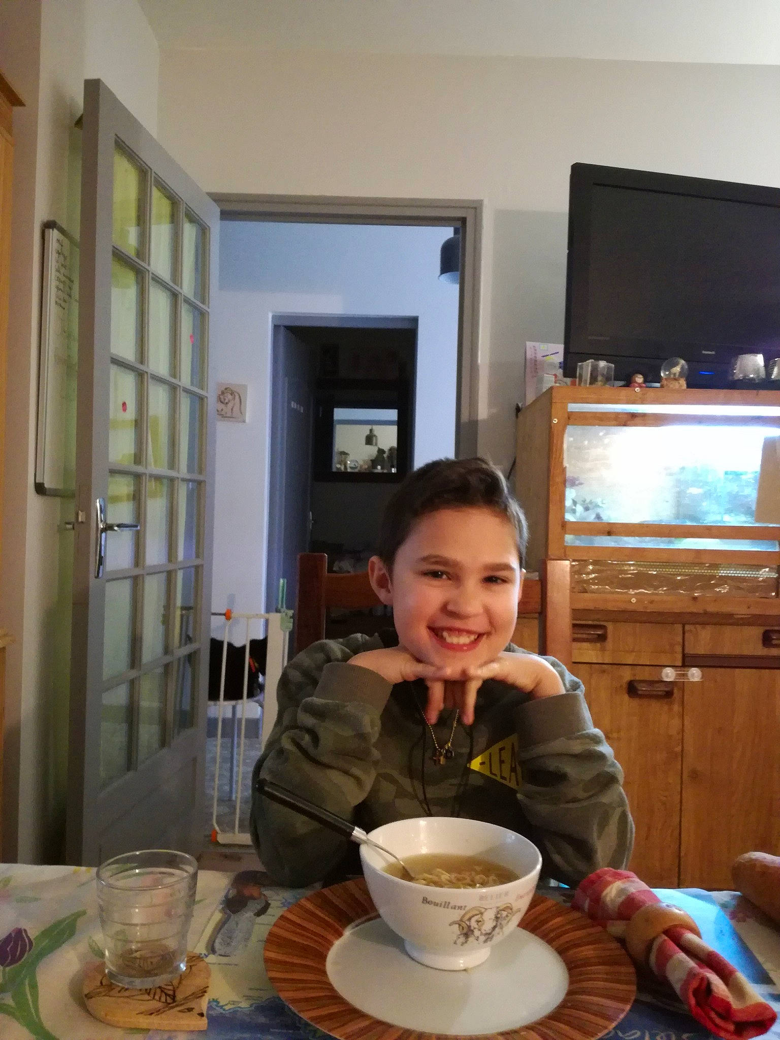 Kalvin a rejoint le concours — aidez-le/la à gagner de superbes lots ! breakfast, brunch, coffee, coffee_cup, coffeehouse, cup, drink, drinkware, electronic_device, food, furniture, home, joy, meal, person, room, saucer, serveware, table, tableware