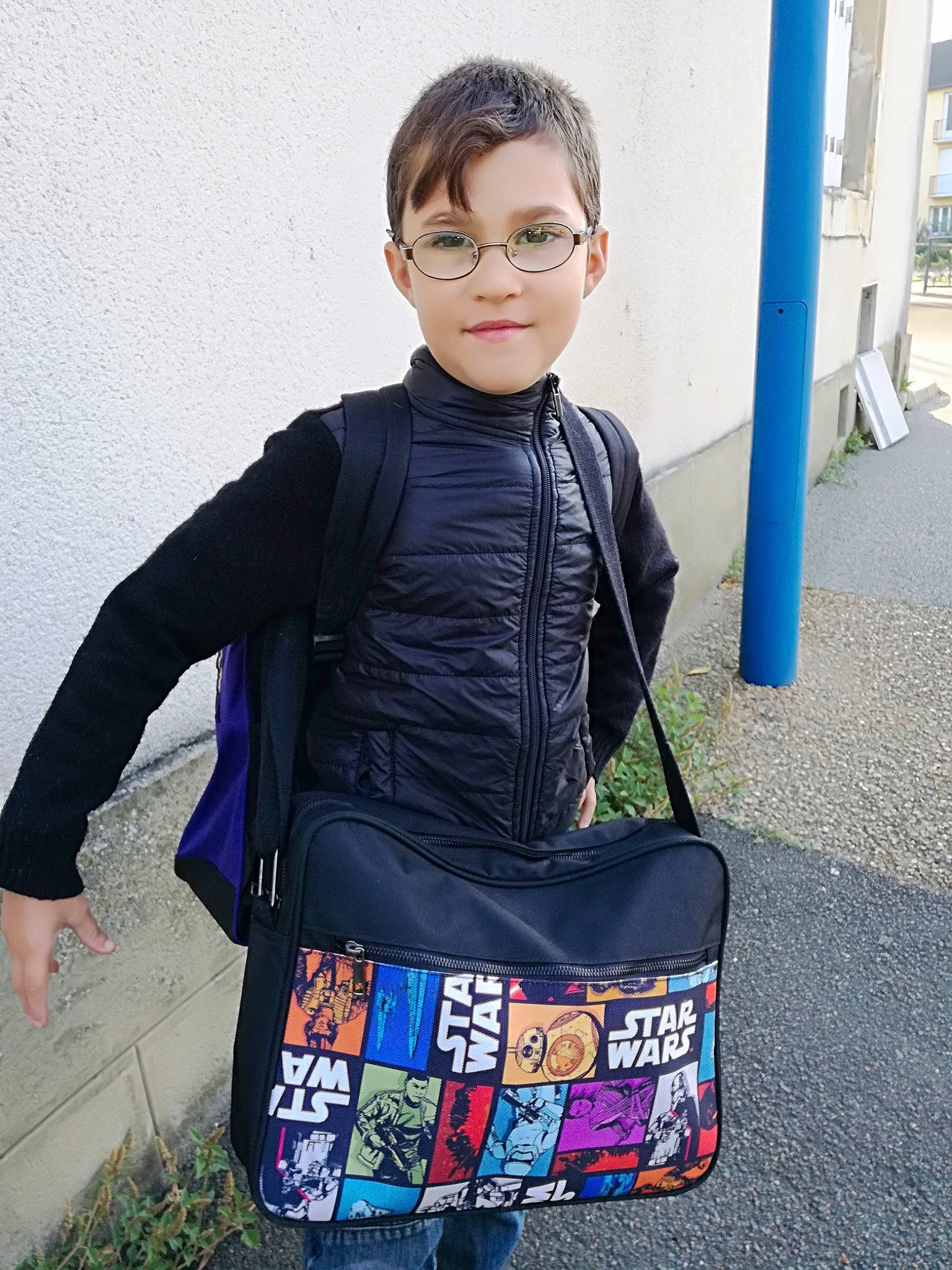 Kalvin a rejoint le concours — aidez-le/la à gagner de superbes lots ! bag, child, design, eyewear, fashion, fashion_accessory, girl, glasses, handbag, jacket, material, outerwear, pattern, person, product, shoulder, smile, textile, toddler, vision_care