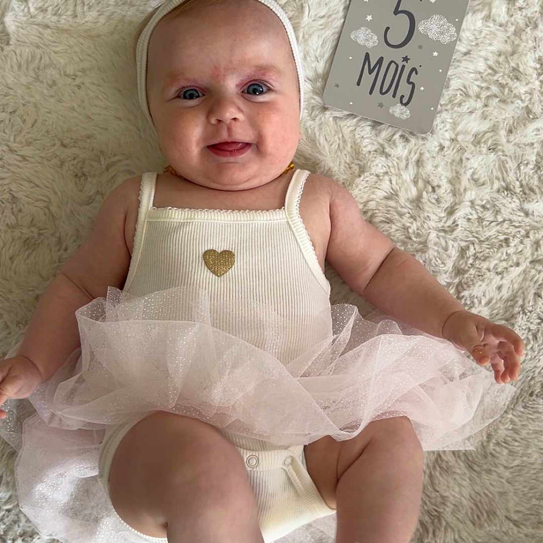 Jade a rejoint le concours — aidez-le/la à gagner de superbes lots ! baby, bonnet, cap, clothing, costume, diaper, dress, face, hat, head, homedecor, hosiery, linen, newborn, person, photography, portrait, sitting, sock, undershirt