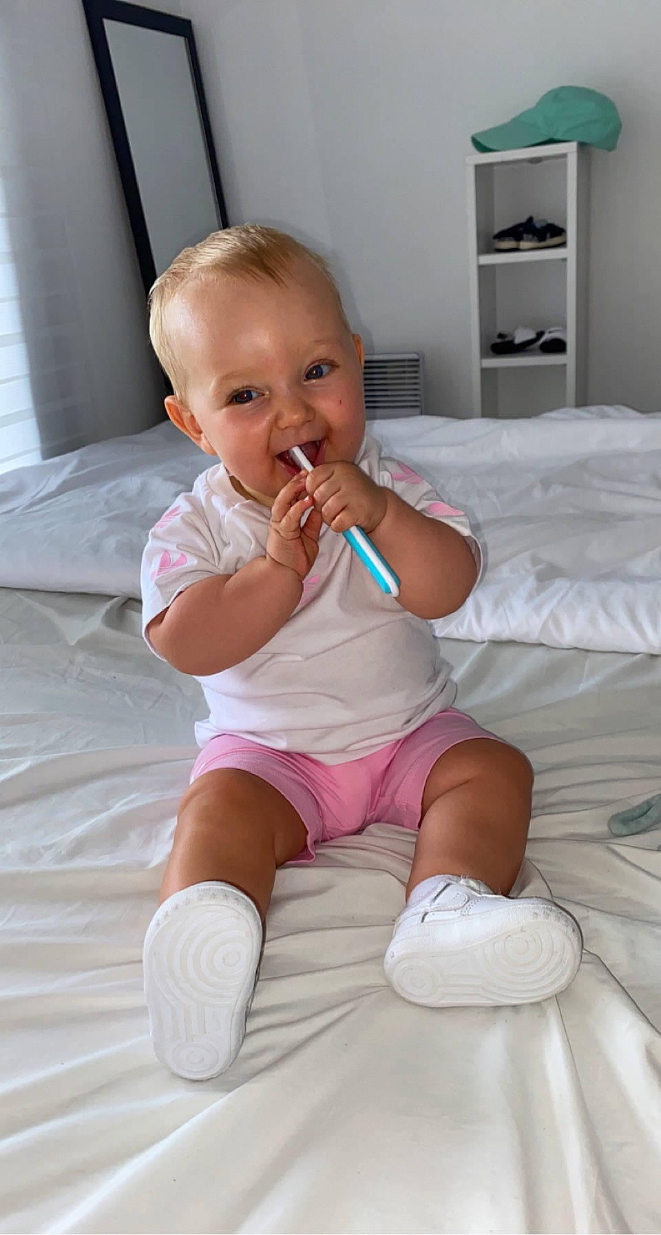 Joy participe au concours pour gagner de l'argent avec cette photo : baby, baby_toddler_clothing, comfort, eye, finger, hand, human_body, iris, joint, knee, leg, mouth, muscle, person, pink, shorts, shoulder, skin, thigh, thumb