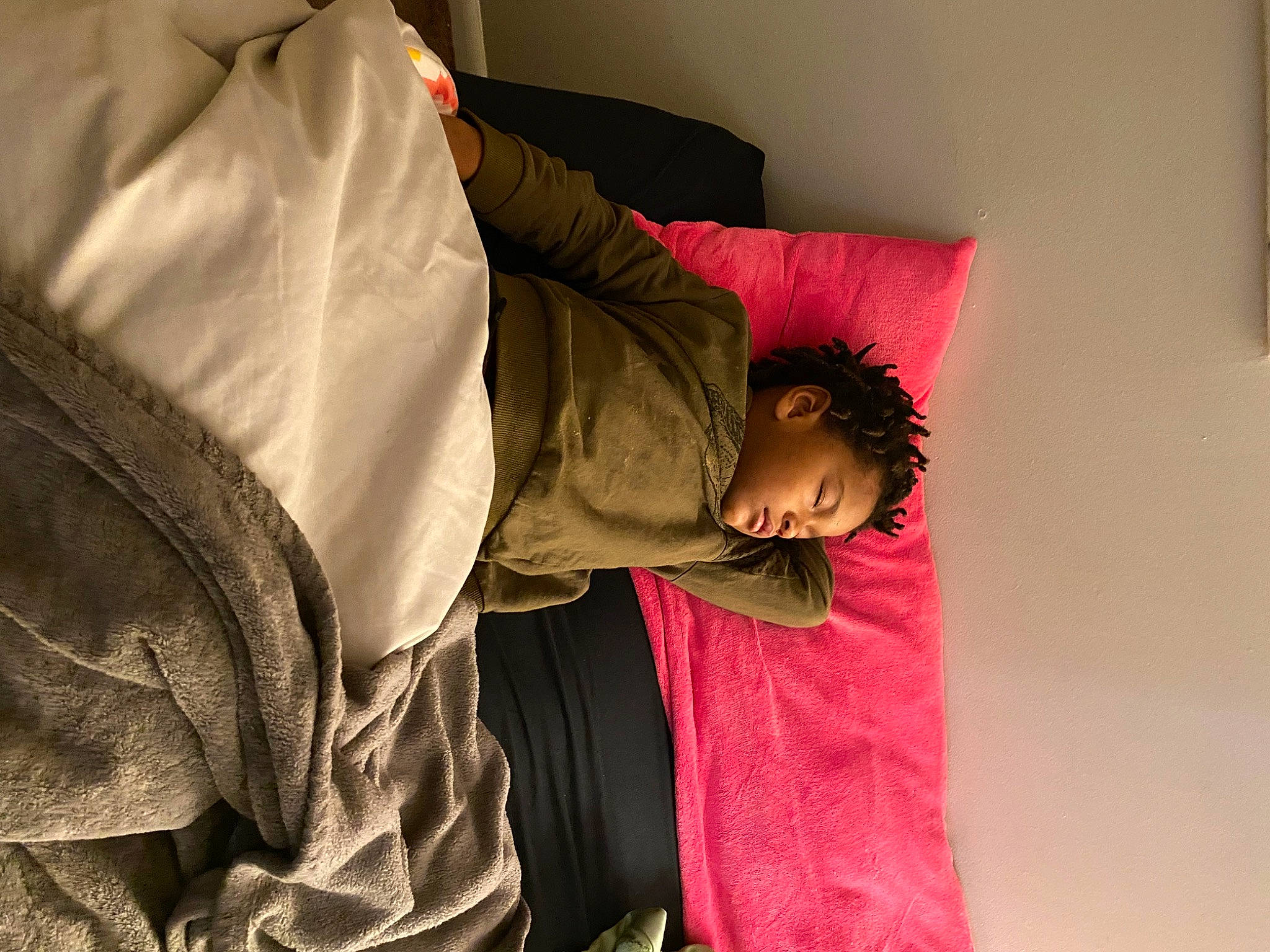 Legend is registered to the contest to win money with this photo: comfort, elbow, fashion_design, flooring, linens, magenta, person, room, sitting, sleeve, tints_and_shades