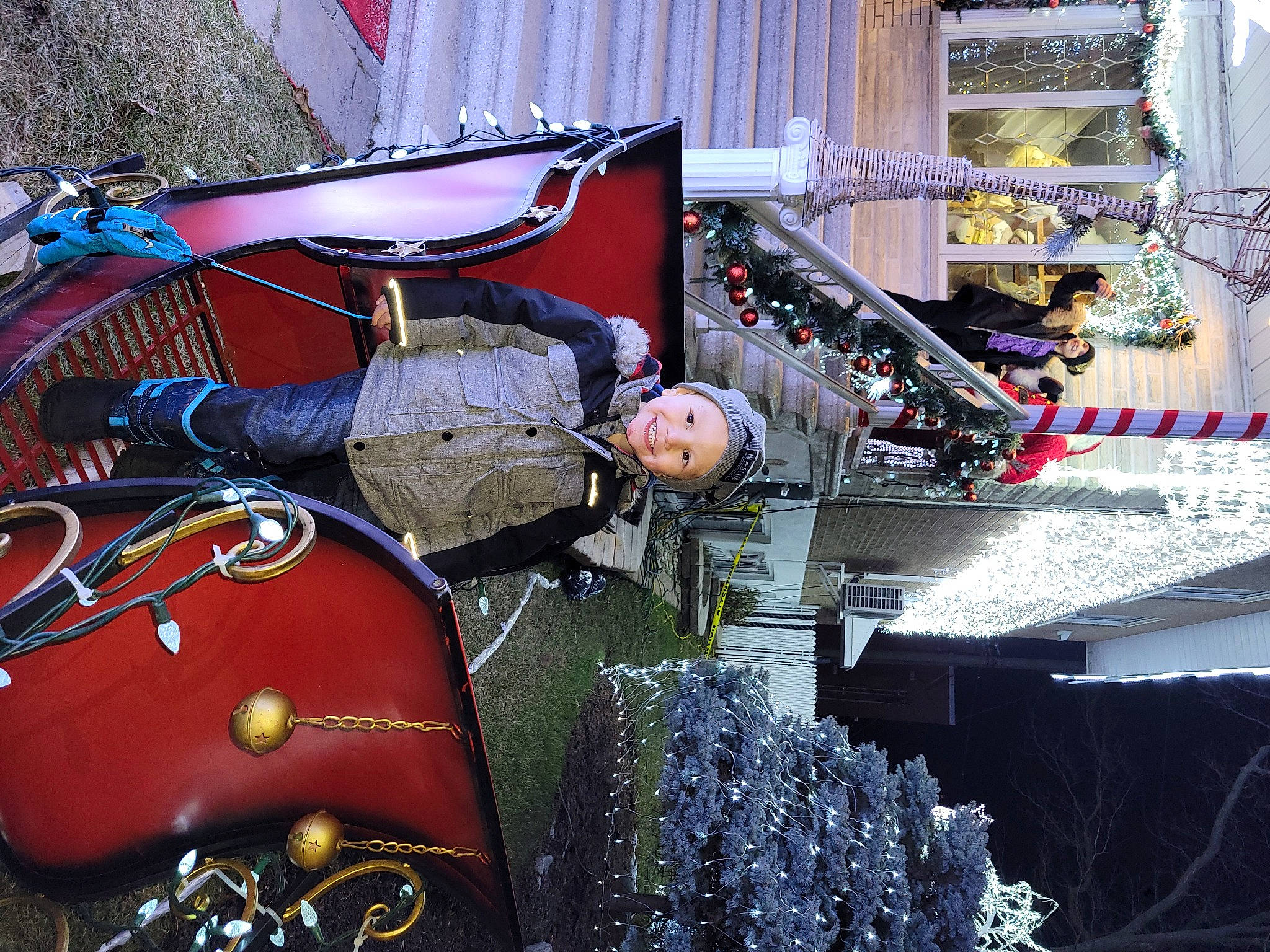 Noah participe au concours pour gagner de l'argent avec cette photo : art, automotive_tire, bag, boats_and_boating_equipment_and_supplies, building, carmine, city, engineering, event, fashion_accessory, fun, headwear, helmet, joy, leisure, metal, motor_vehicle, pattern, person, personal_protective_equipment