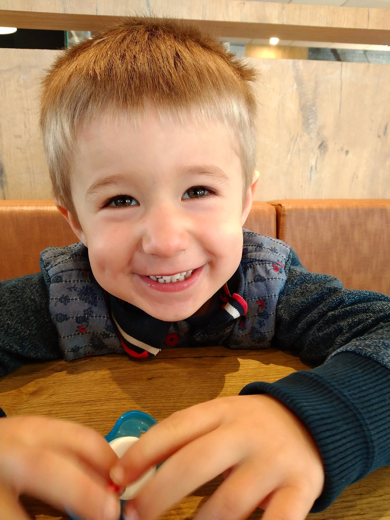 Julian participe au concours pour gagner de l'argent avec cette photo : baby_toddler_clothing, cheek, chin, eye, eyebrow, facial_expression, finger, fun, gesture, hair, happy, iris, joy, lip, mammal, mouth, nose, person, skin, smile