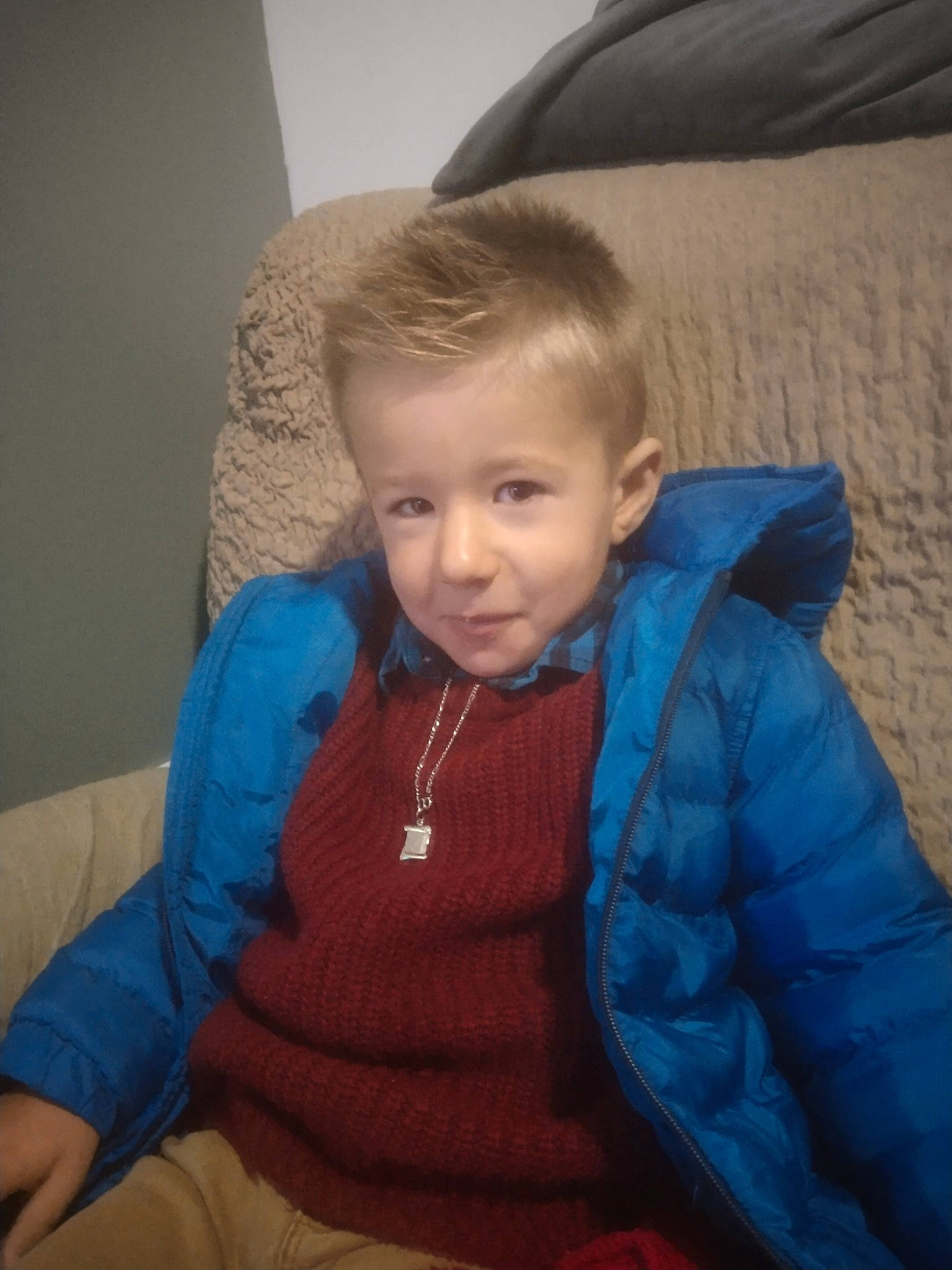 Julian a rejoint le concours — aidez-le/la à gagner de superbes lots ! baby_toddler_clothing, cheek, clothing, comfort, electric_blue, eye, eyebrow, face, fun, happy, iris, jacket, mouth, nose, person, sitting, skin, sleeve, smile, toddler