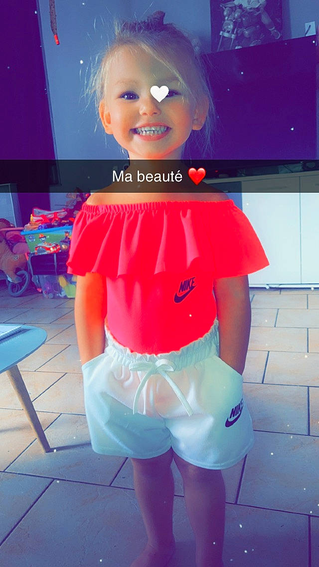 Keïssa participe au concours pour gagner de l'argent avec cette photo : barbie, blue, chair, doll, electric_blue, fashion_design, fun, human_leg, joint, joy, leg, magenta, person, pink, red, smile, snapshot, sportswear, thigh, toy