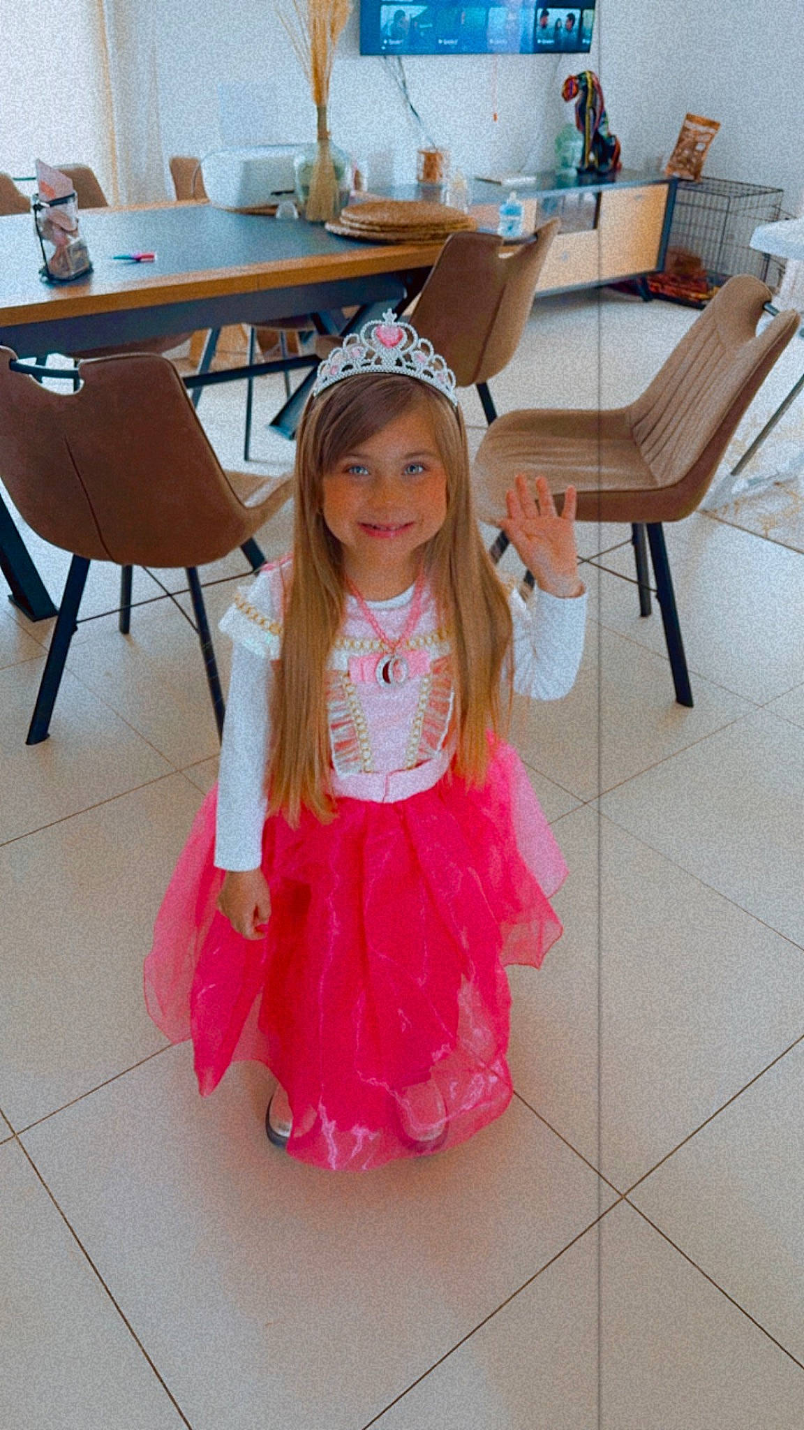 Chiara a rejoint le concours — aidez-le/la à gagner de superbes lots ! baby_toddler_clothing, chair, child, desk, event, floor, flooring, fun, furniture, happy, hardwood, joy, kitchen_dining_room_table, magenta, person, pink, room, sleeve, sock, table