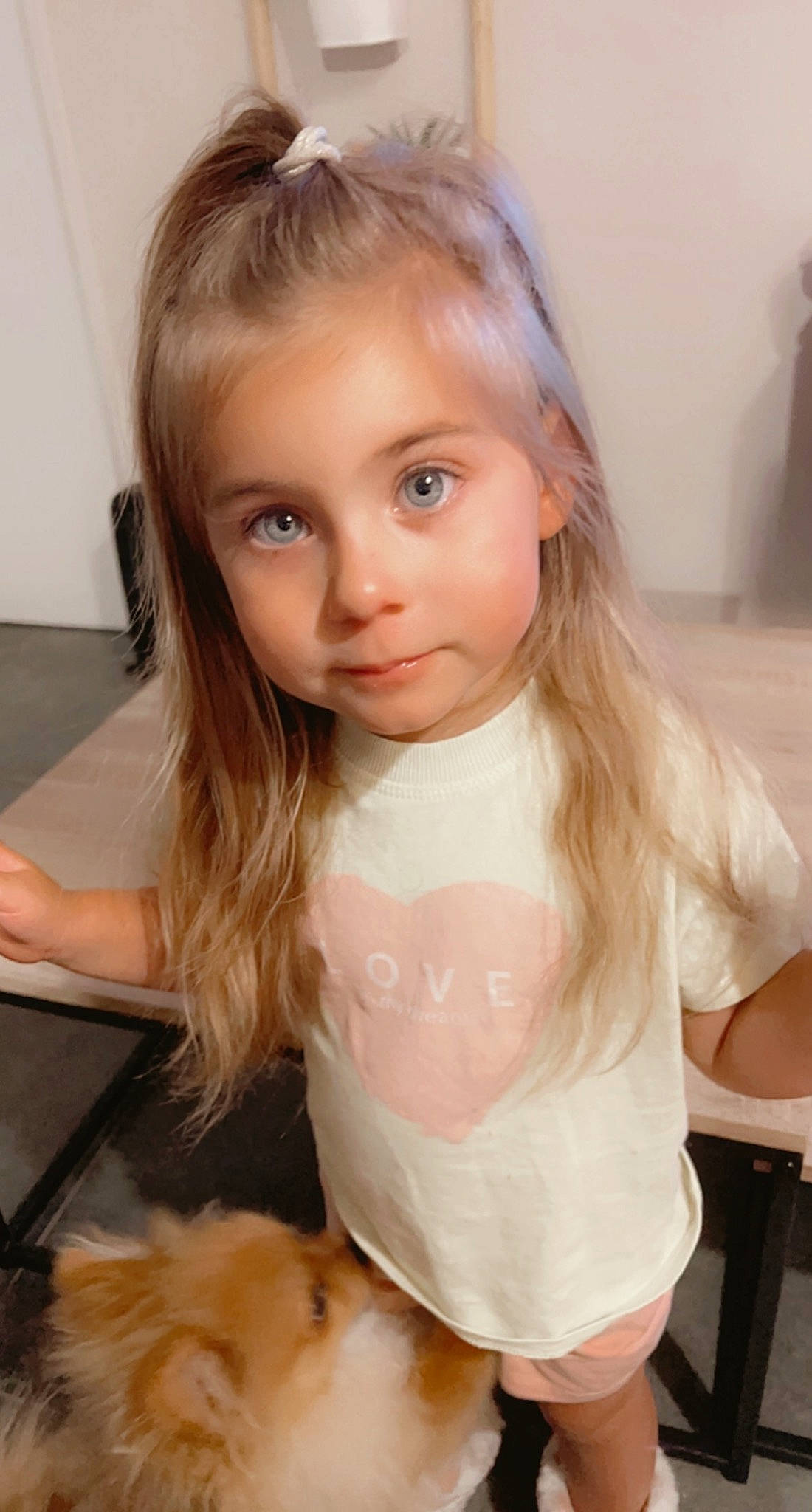 Chiara a rejoint le concours — aidez-le/la à gagner de superbes lots ! bangs, blond, brown_hair, cheek, child, companion_dog, ear, eye, eyebrow, eyelash, fawn, hair, hairstyle, head, iris, layered_hair, lip, long_hair, nose, person