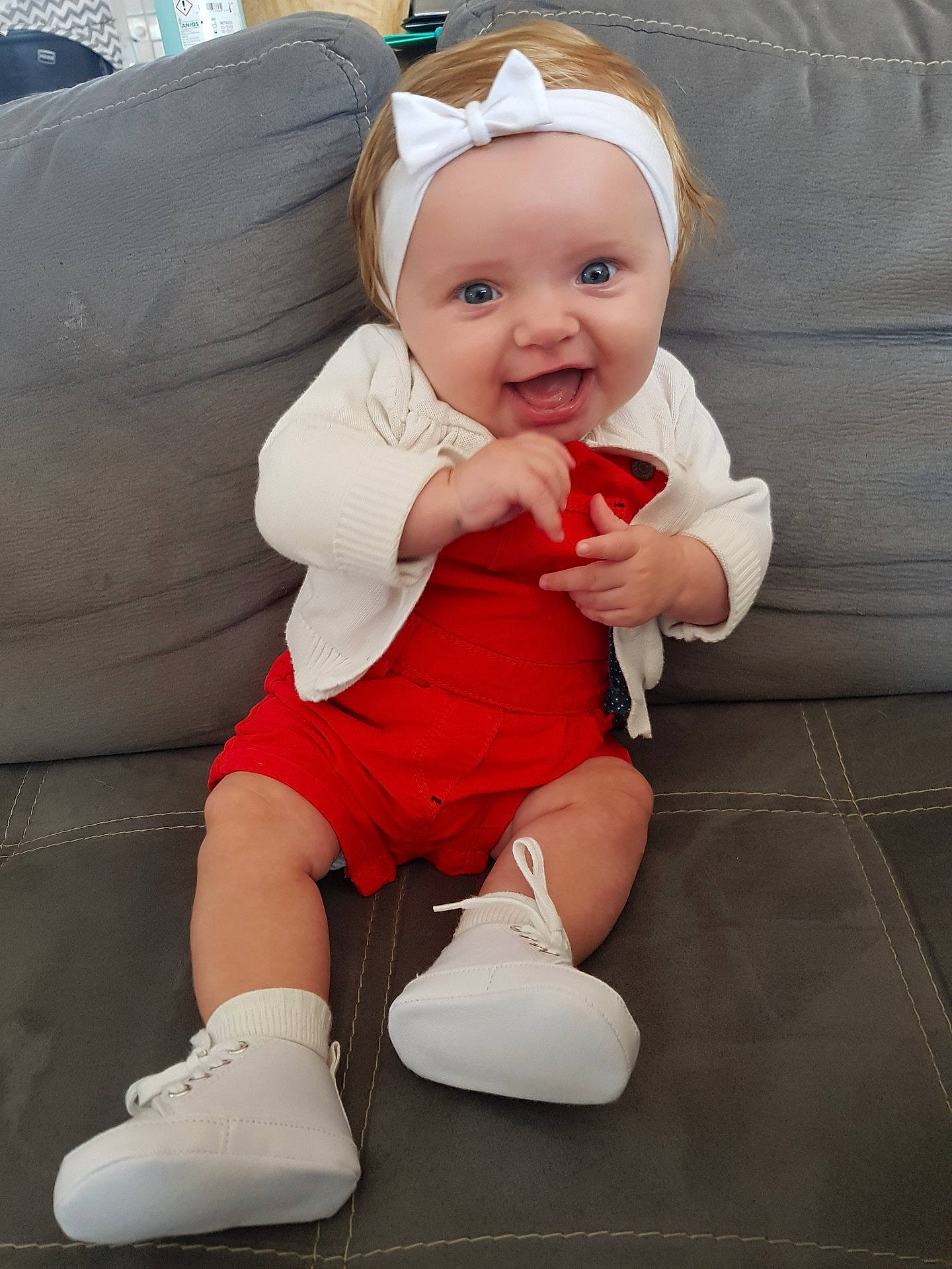 Mylena a rejoint le concours — aidez-le/la à gagner de superbes lots ! abdomen, cap, child, costume, fun, girl, hair_accessory, happiness, headgear, infant, joint, leg, person, product, red, shoe, sitting, skin, smile, toddler