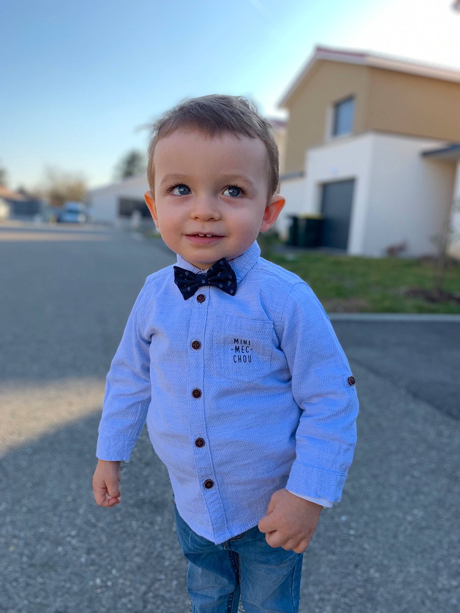 Aaron a rejoint le concours — aidez-le/la à gagner de superbes lots ! baby, blue, child, denim, jacket, jeans, male, outerwear, person, photography, sky, sleeve, smile, standing, t_shirt, toddler, vacation