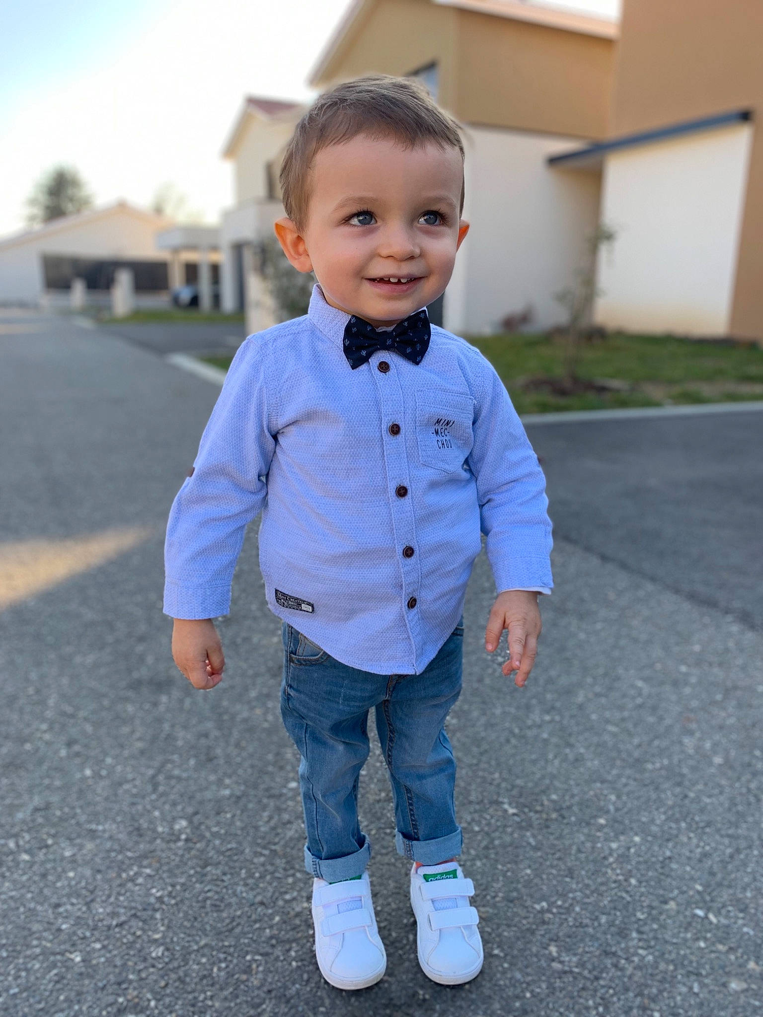 Aaron a rejoint le concours — aidez-le/la à gagner de superbes lots ! blue, child, clothing, denim, footwear, jacket, jeans, joy, male, outerwear, person, photography, shoe, skin, sleeve, smile, standing, t_shirt, textile, toddler