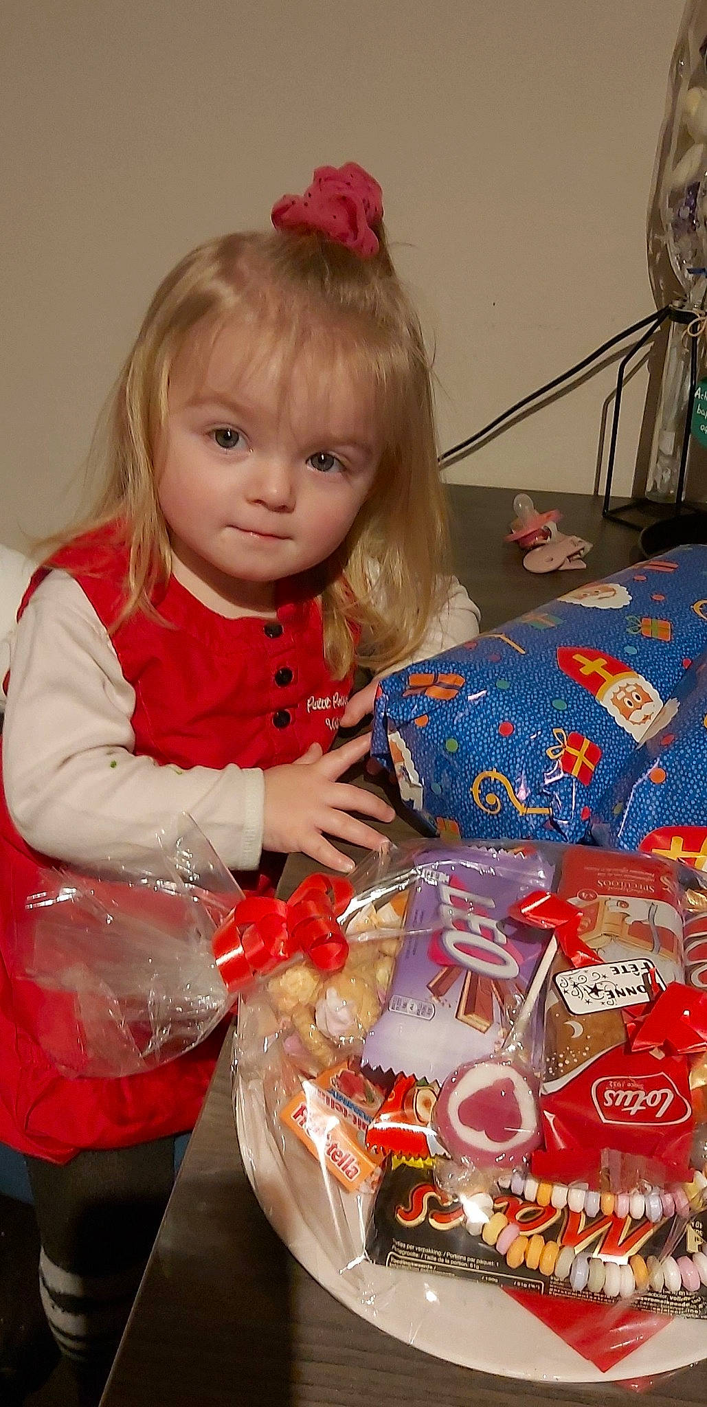 Kelcy a rejoint le concours — aidez-le/la à gagner de superbes lots ! baby_toddler_clothing, bangs, child, christmas, christmas_eve, christmas_ornament, costume, event, fun, gift_wrapping, holiday, opening_presents, pattern, person, present, red, room, sitting, sleeve, toddler