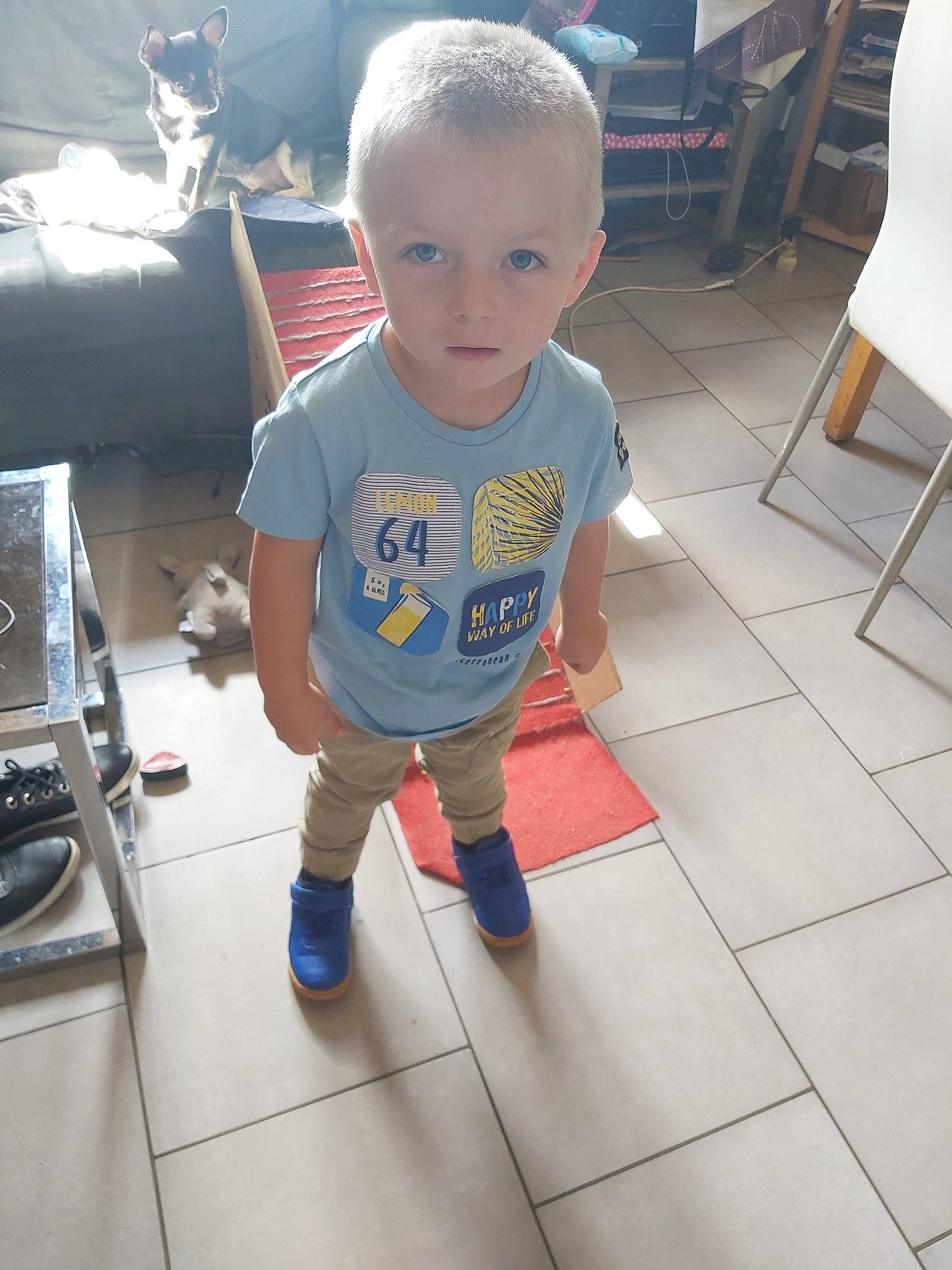 Timothy a rejoint le concours — aidez-le/la à gagner de superbes lots ! baby, child, floor, flooring, person, sleeve, t_shirt, toddler, vacation