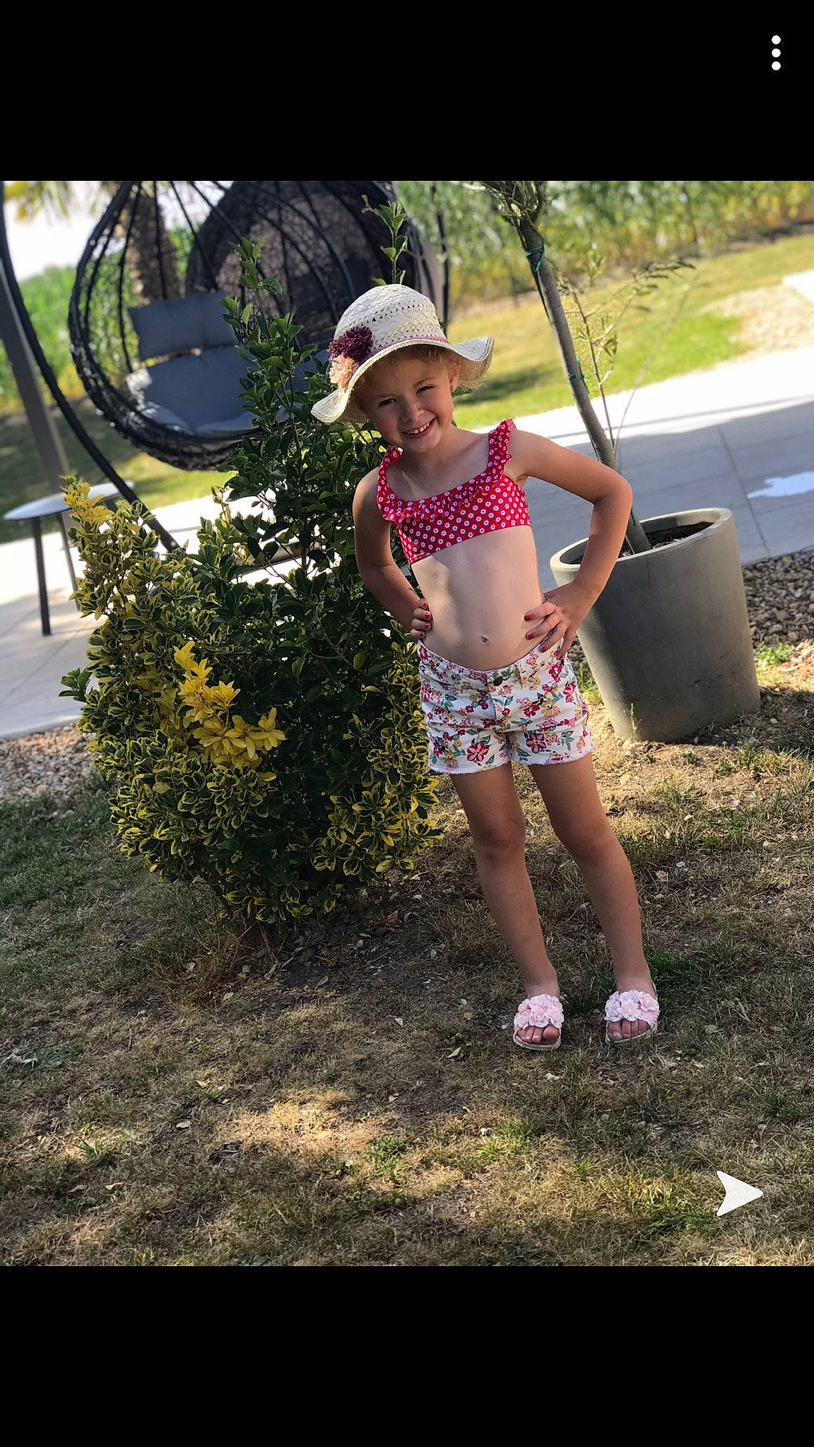 Zoé a rejoint le concours — aidez-le/la à gagner de superbes lots ! eyewear, fun, grass, happy, hat, headwear, human_leg, joy, landscape, leisure, people_in_nature, person, plant, recreation, sandal, smile, sun_hat, sunlight, tints_and_shades, toddler