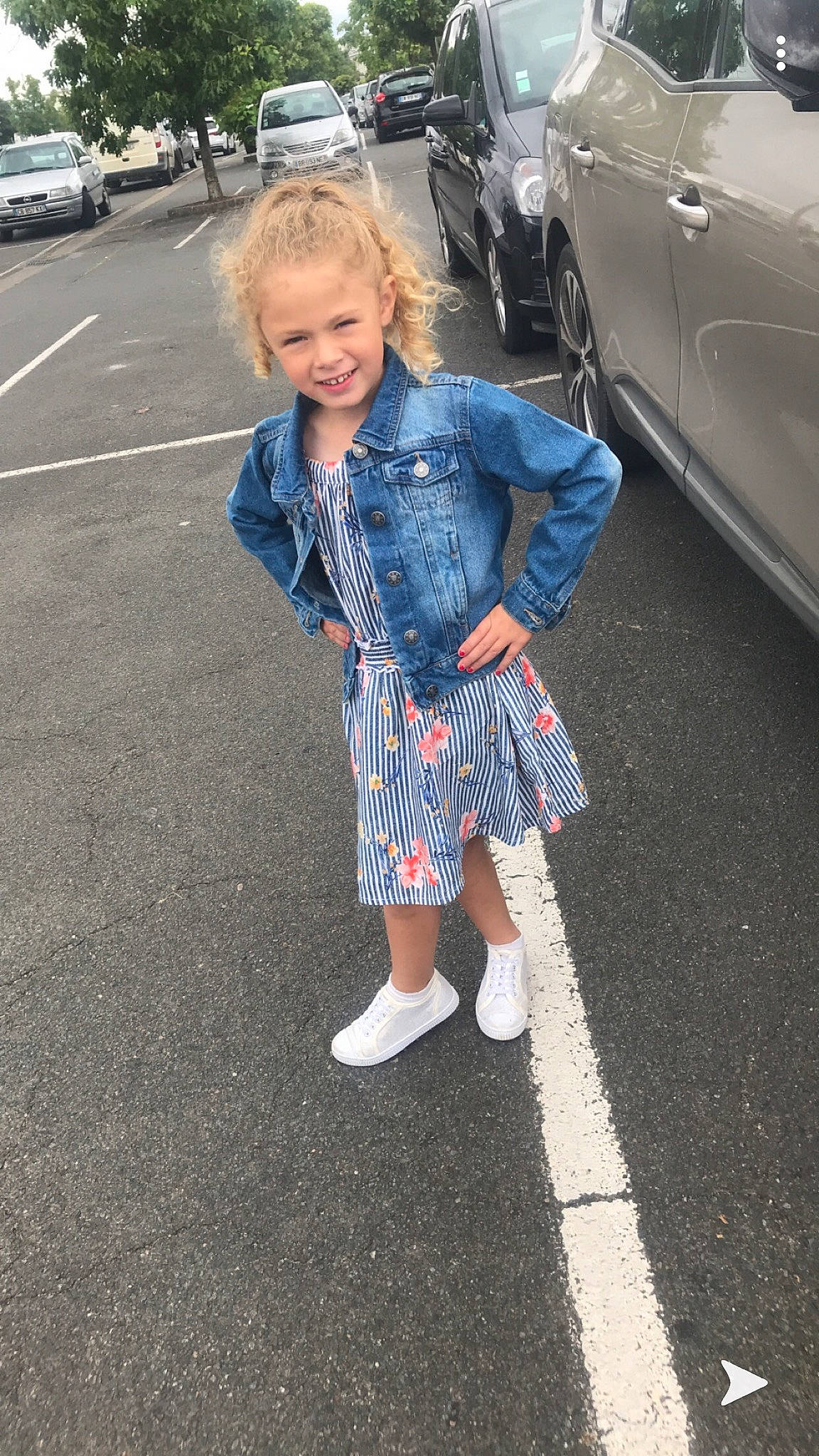 Zoé a rejoint le concours — aidez-le/la à gagner de superbes lots ! asphalt, automotive_design, automotive_exterior, car, dress, electric_blue, hair, joy, motor_vehicle, person, personal_luxury_car, plaid, road_surface, shoe, sneakers, street_fashion, tartan, tire, toddler, vehicle