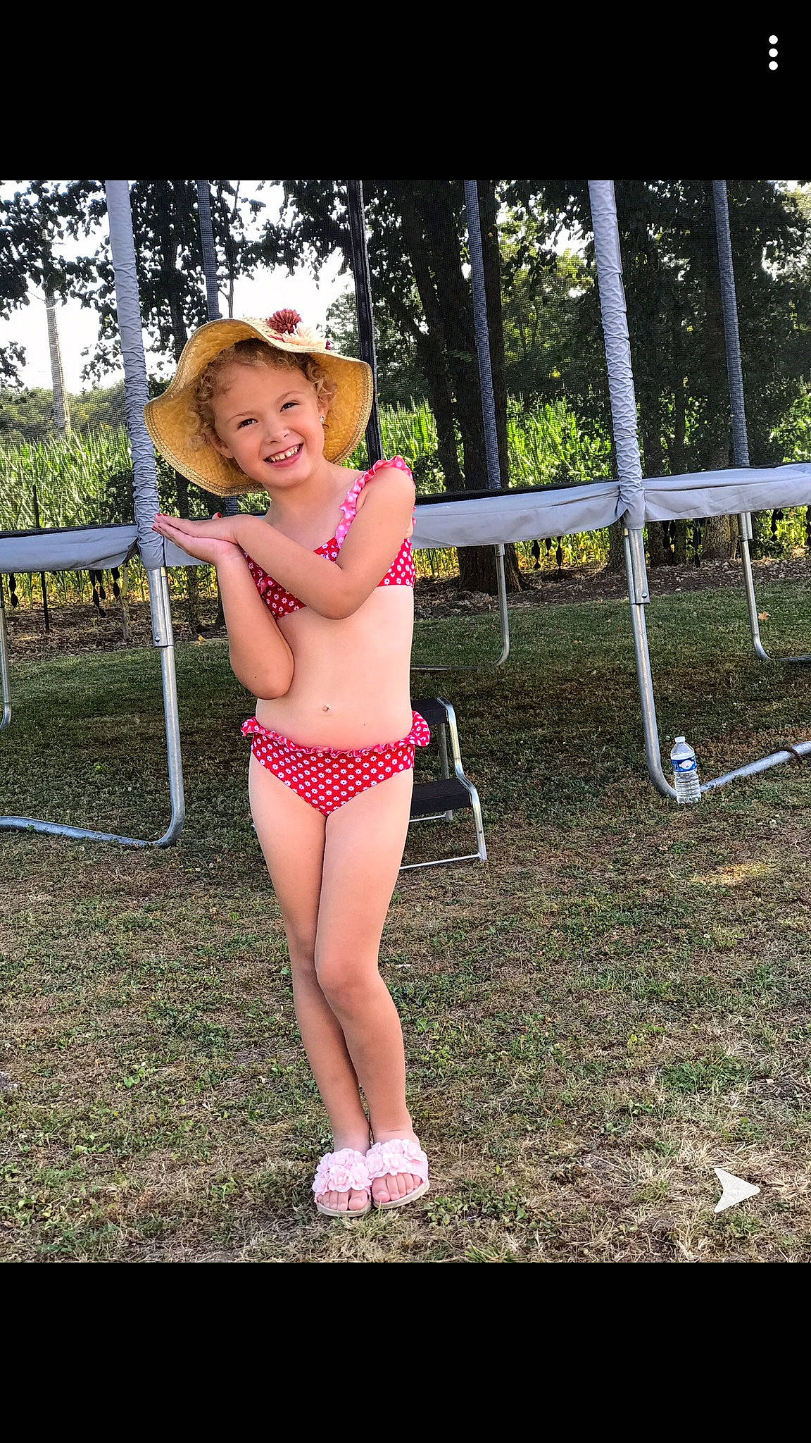 Zoé participe au concours pour gagner de l'argent avec cette photo : abdomen, chest, grass, happy, human_leg, joy, leg, leisure, magenta, people_in_nature, person, plant, recreation, smile, summer, sun_hat, swimwear, thigh, toddler, trunk