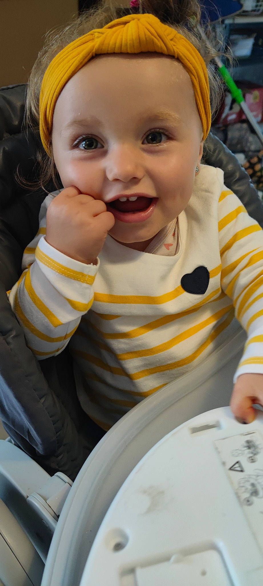 Louna a rejoint le concours — aidez-le/la à gagner de superbes lots ! baby, baby_products, baby_toddler_clothing, cheek, child, face, fun, gesture, happy, head, leisure, person, recreation, sitting, skin, smile, thumb, toddler, vacation, white